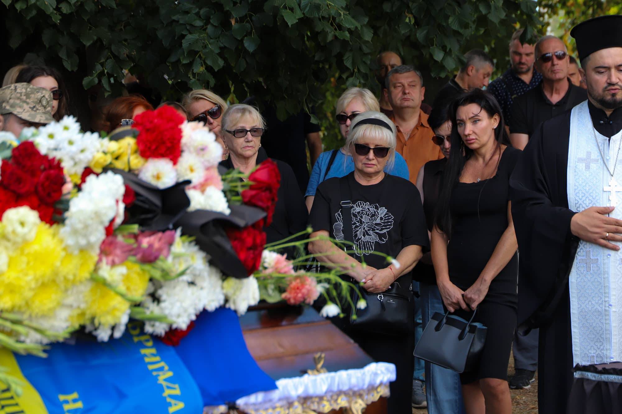В Ужгороді сьогодні попрощалися із 46-річним захисником України, лейтенантом Сергієм Івановим