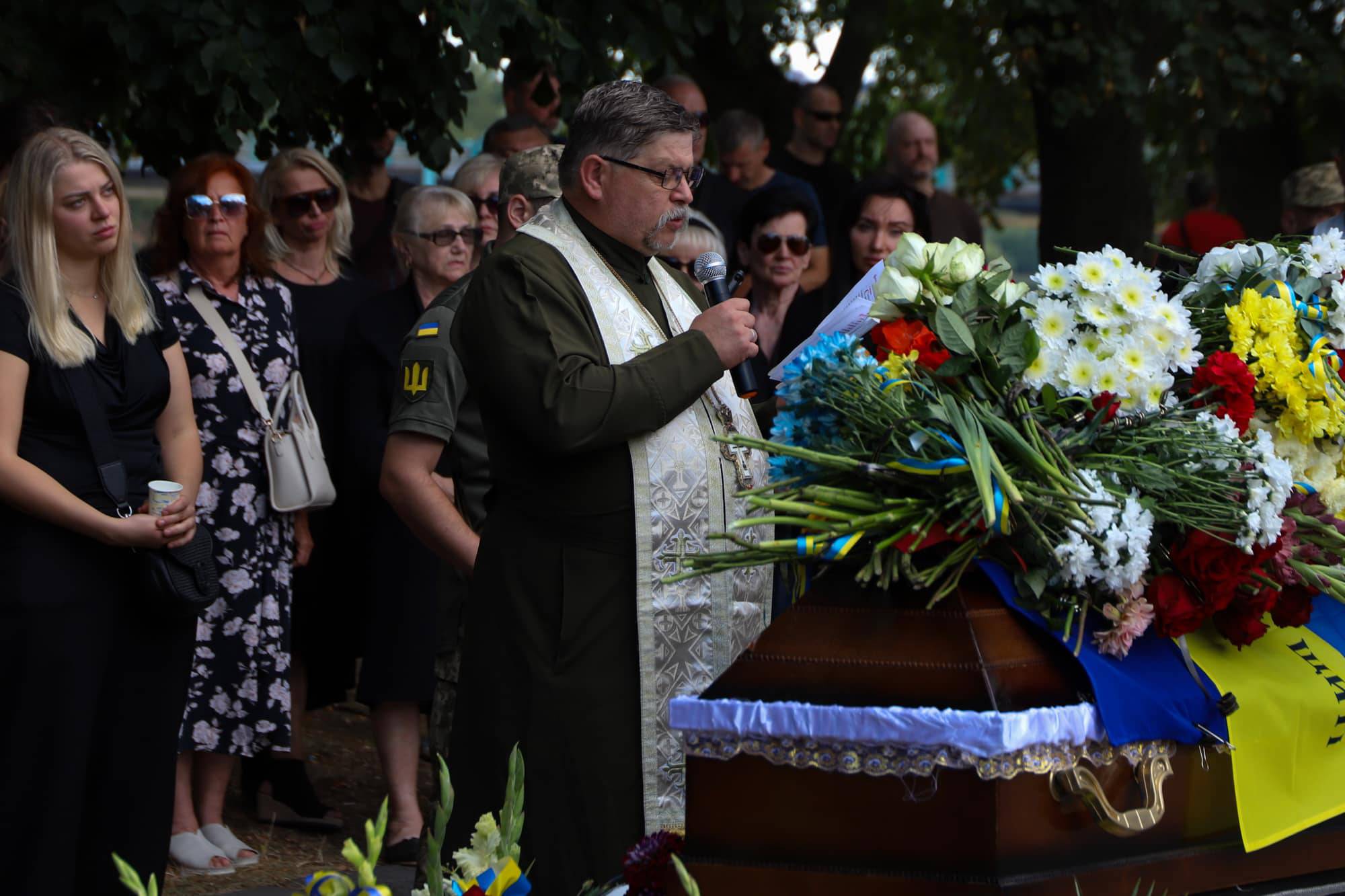 В Ужгороді сьогодні попрощалися із 46-річним захисником України, лейтенантом Сергієм Івановим