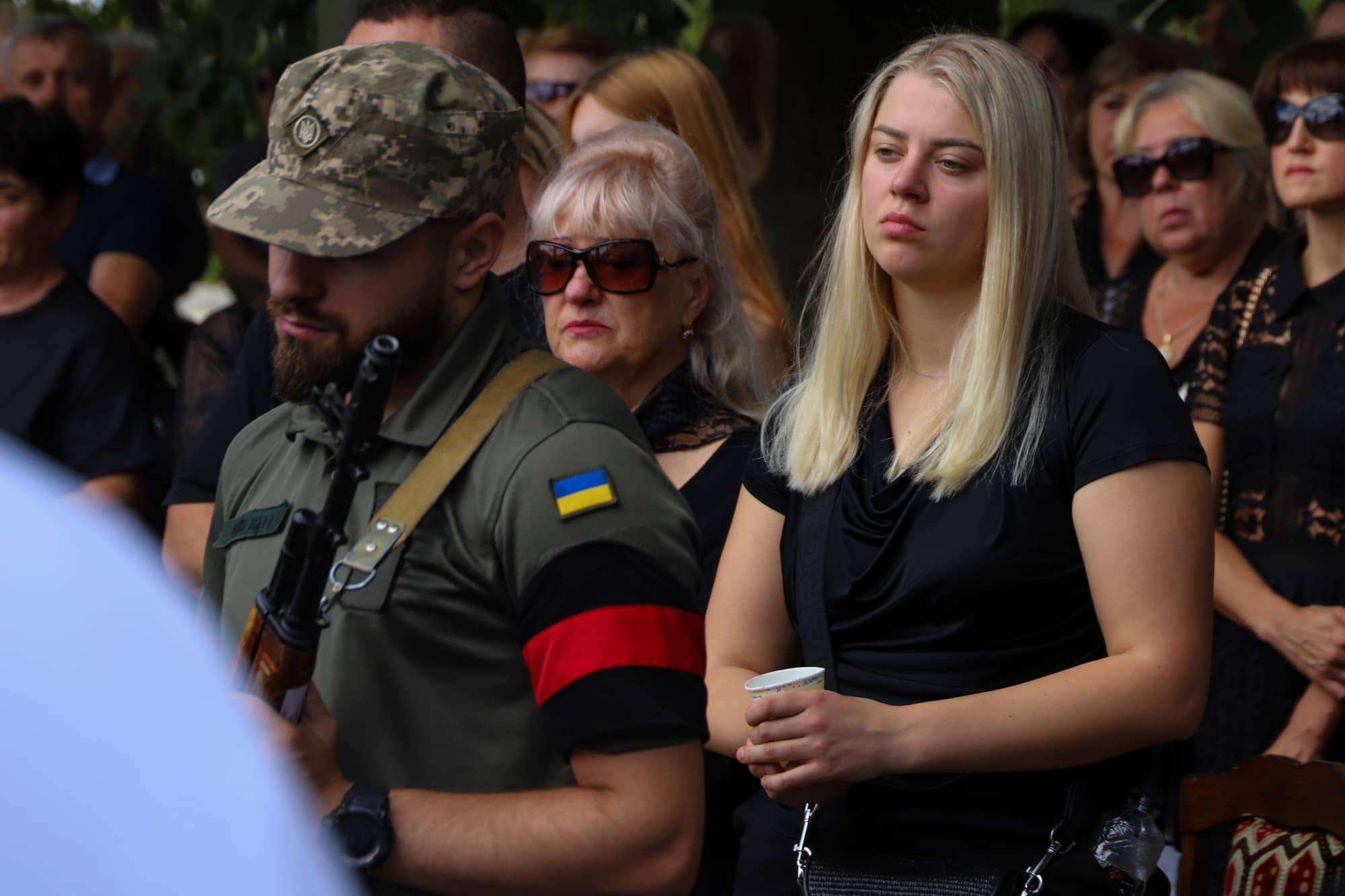 В Ужгороді сьогодні попрощалися із 46-річним захисником України, лейтенантом Сергієм Івановим