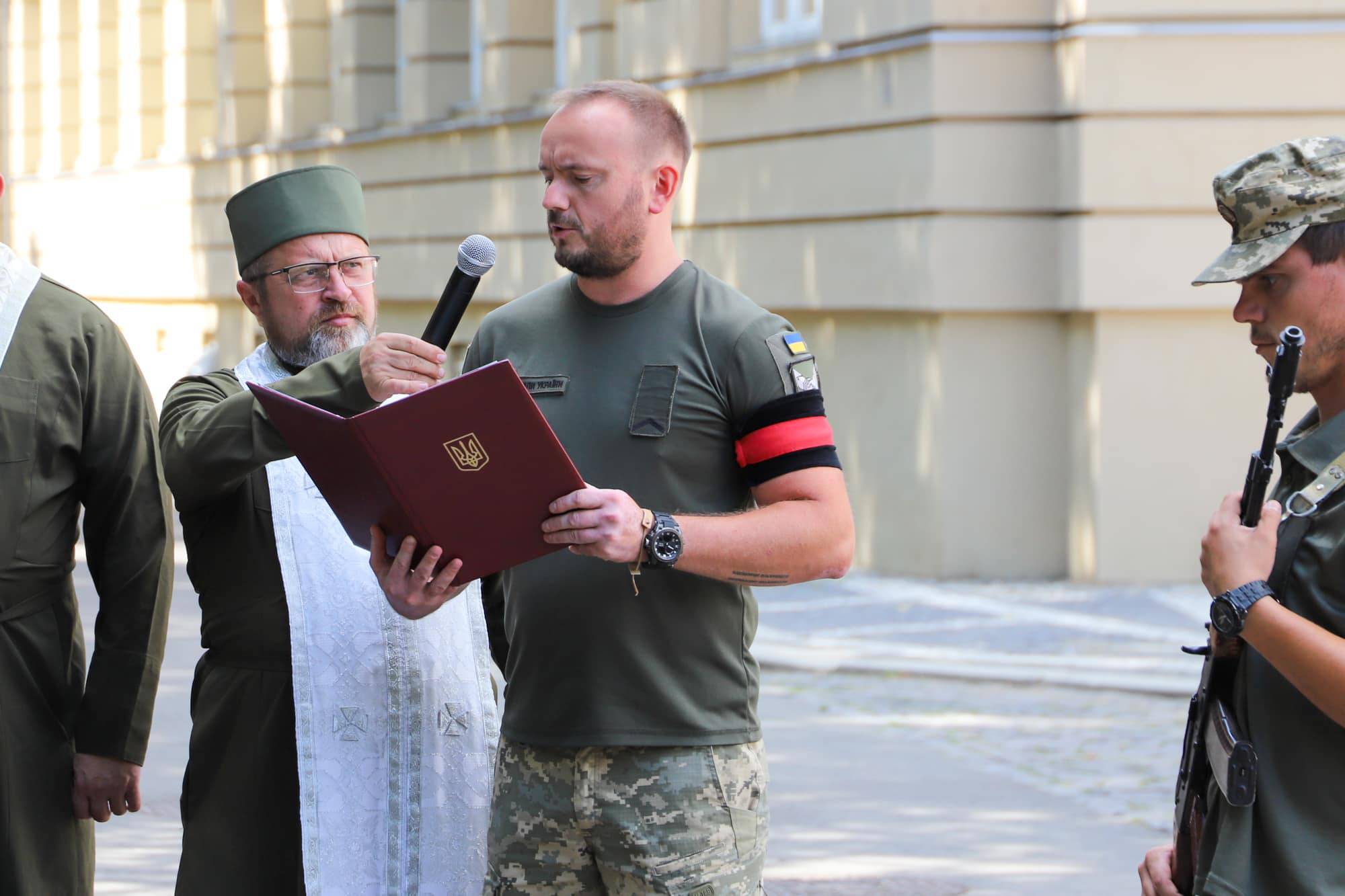 В Ужгороді сьогодні попрощалися із 46-річним захисником України, лейтенантом Сергієм Івановим