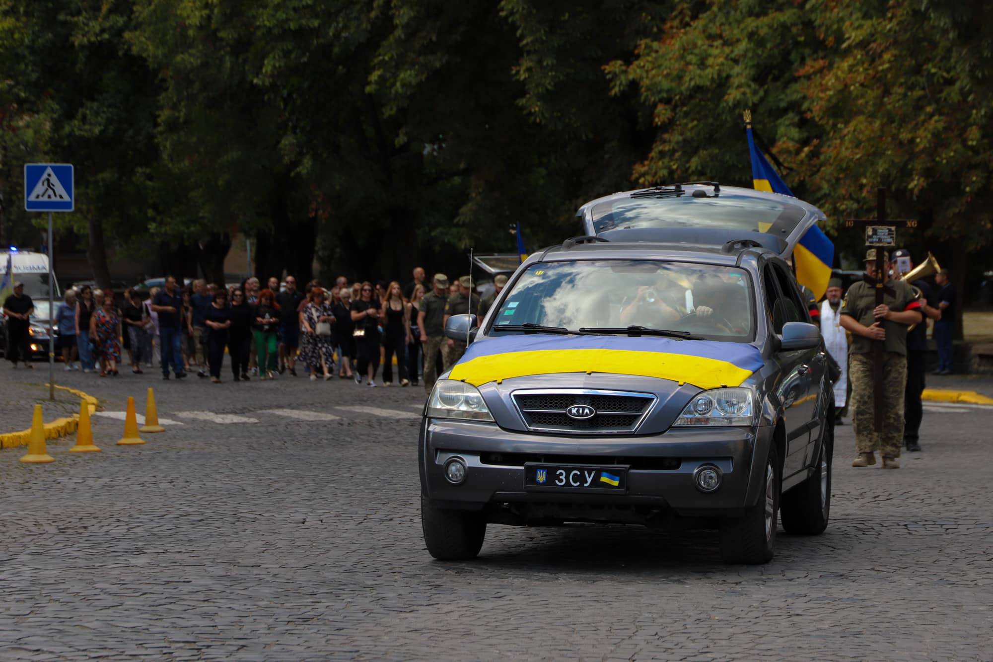 В Ужгороді сьогодні попрощалися із 46-річним захисником України, лейтенантом Сергієм Івановим