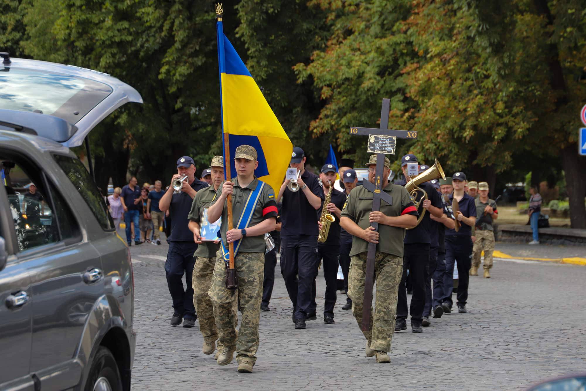 В Ужгороді сьогодні попрощалися із 46-річним захисником України, лейтенантом Сергієм Івановим