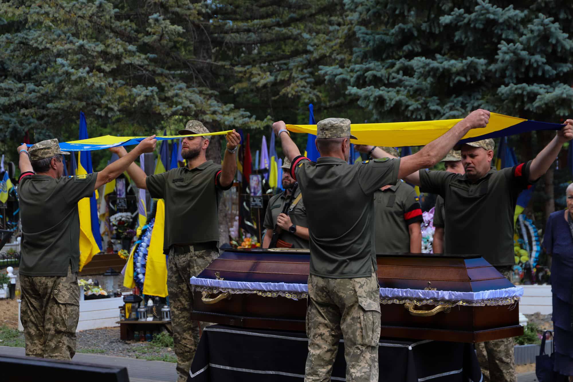 В Ужгороді сьогодні попрощалися із 46-річним захисником України, лейтенантом Сергієм Івановим
