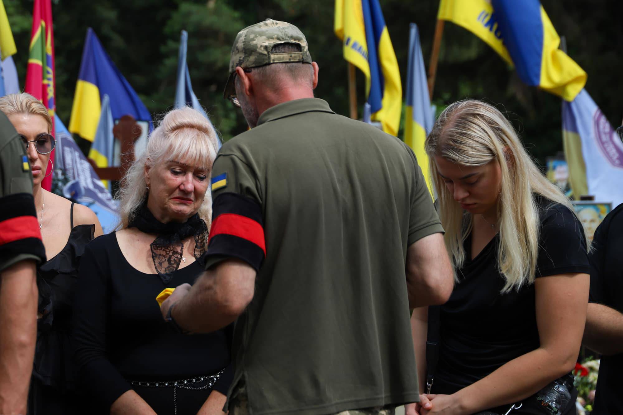 В Ужгороді сьогодні попрощалися із 46-річним захисником України, лейтенантом Сергієм Івановим