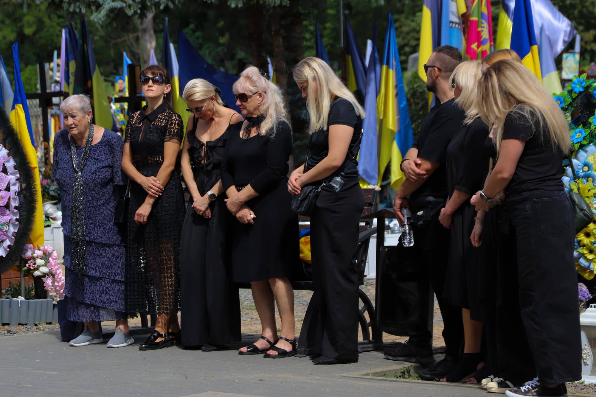 В Ужгороді сьогодні попрощалися із 46-річним захисником України, лейтенантом Сергієм Івановим