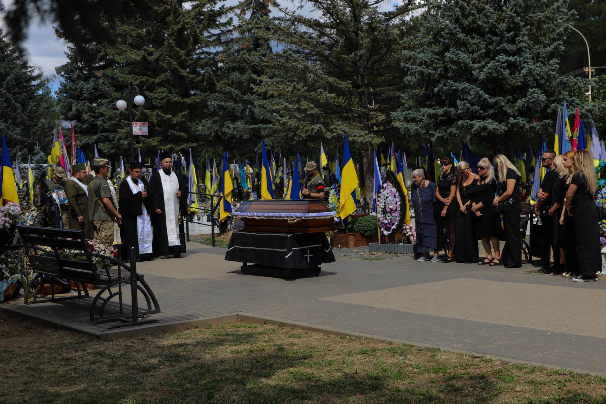 В Ужгороді сьогодні попрощалися із 46-річним захисником України, лейтенантом Сергієм Івановим