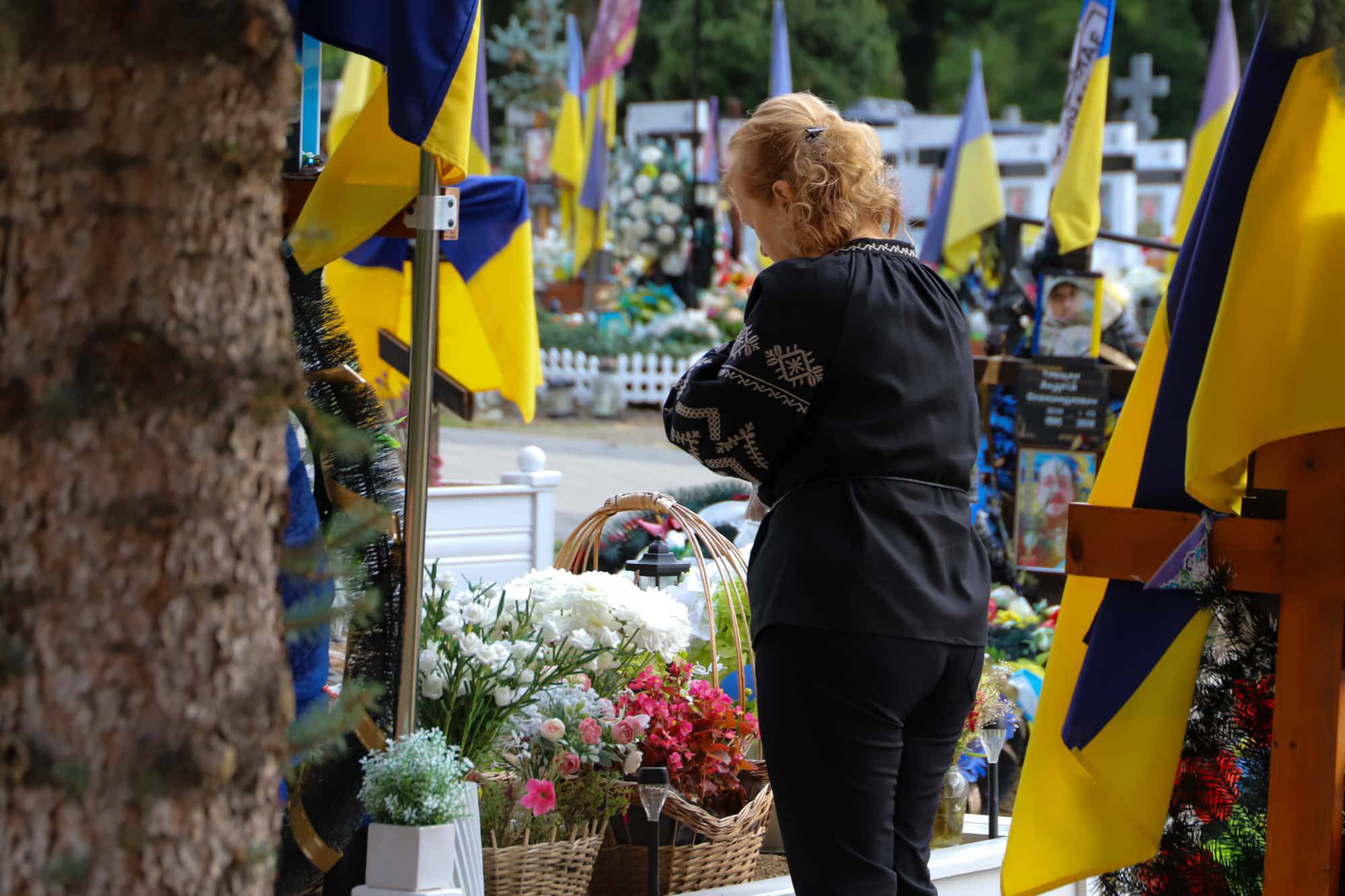 Пам’ятаємо тих, хто віддав життя за Україну – сьогодні Ужгород разом із усією Україною вшановує полеглих захисників