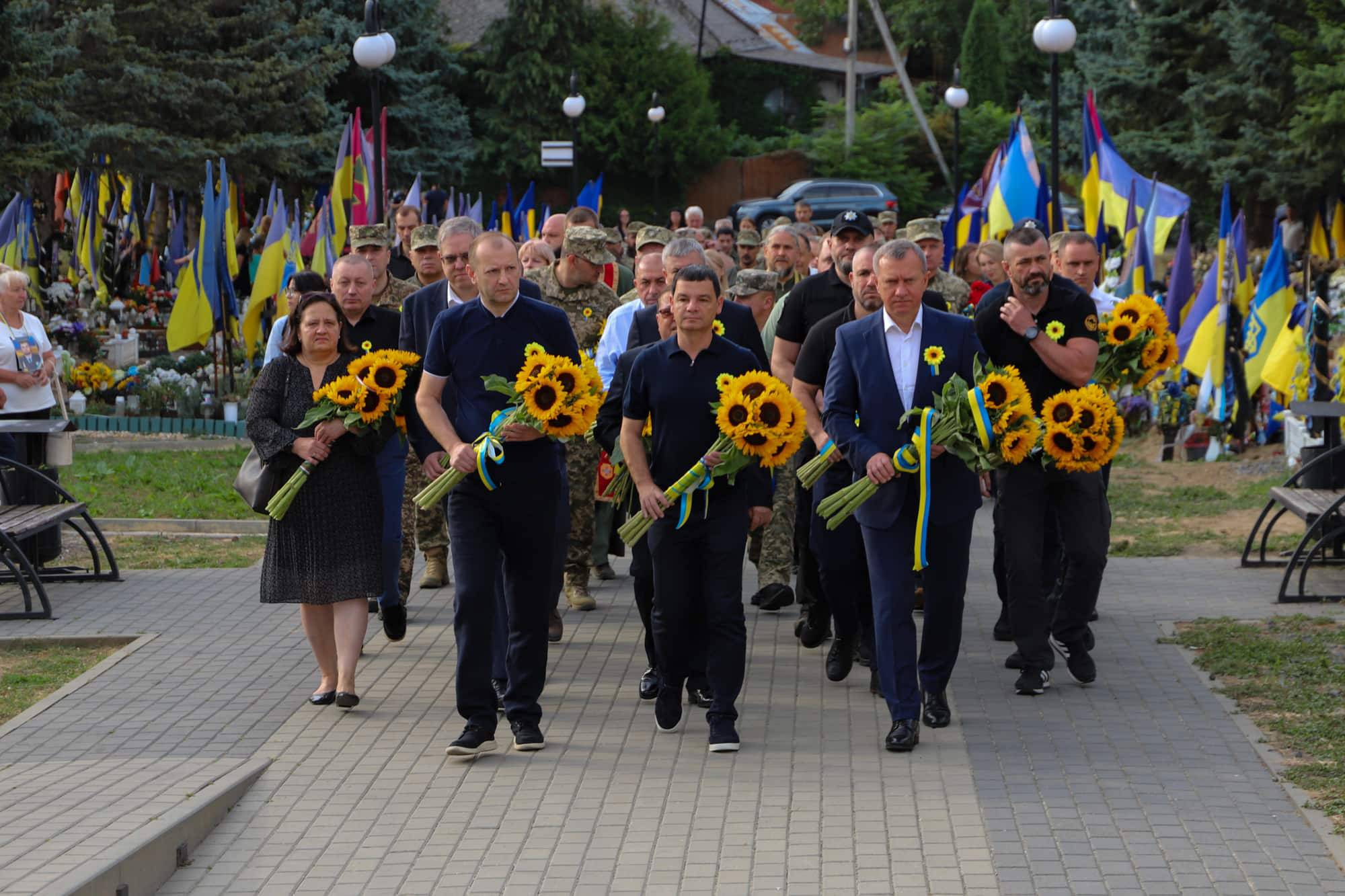 Пам’ятаємо тих, хто віддав життя за Україну – сьогодні Ужгород разом із усією Україною вшановує полеглих захисників