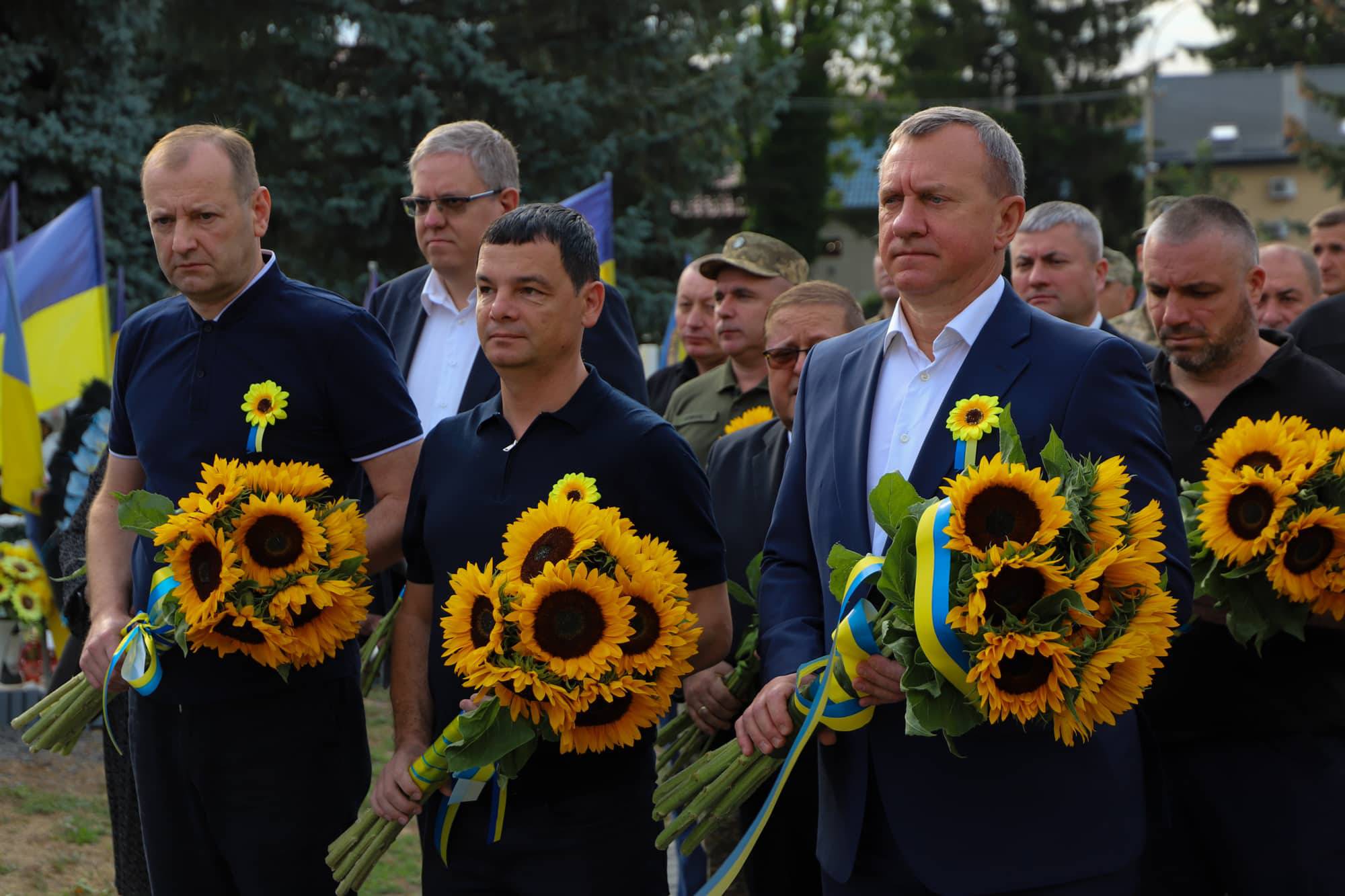 Пам’ятаємо тих, хто віддав життя за Україну – сьогодні Ужгород разом із усією Україною вшановує полеглих захисників