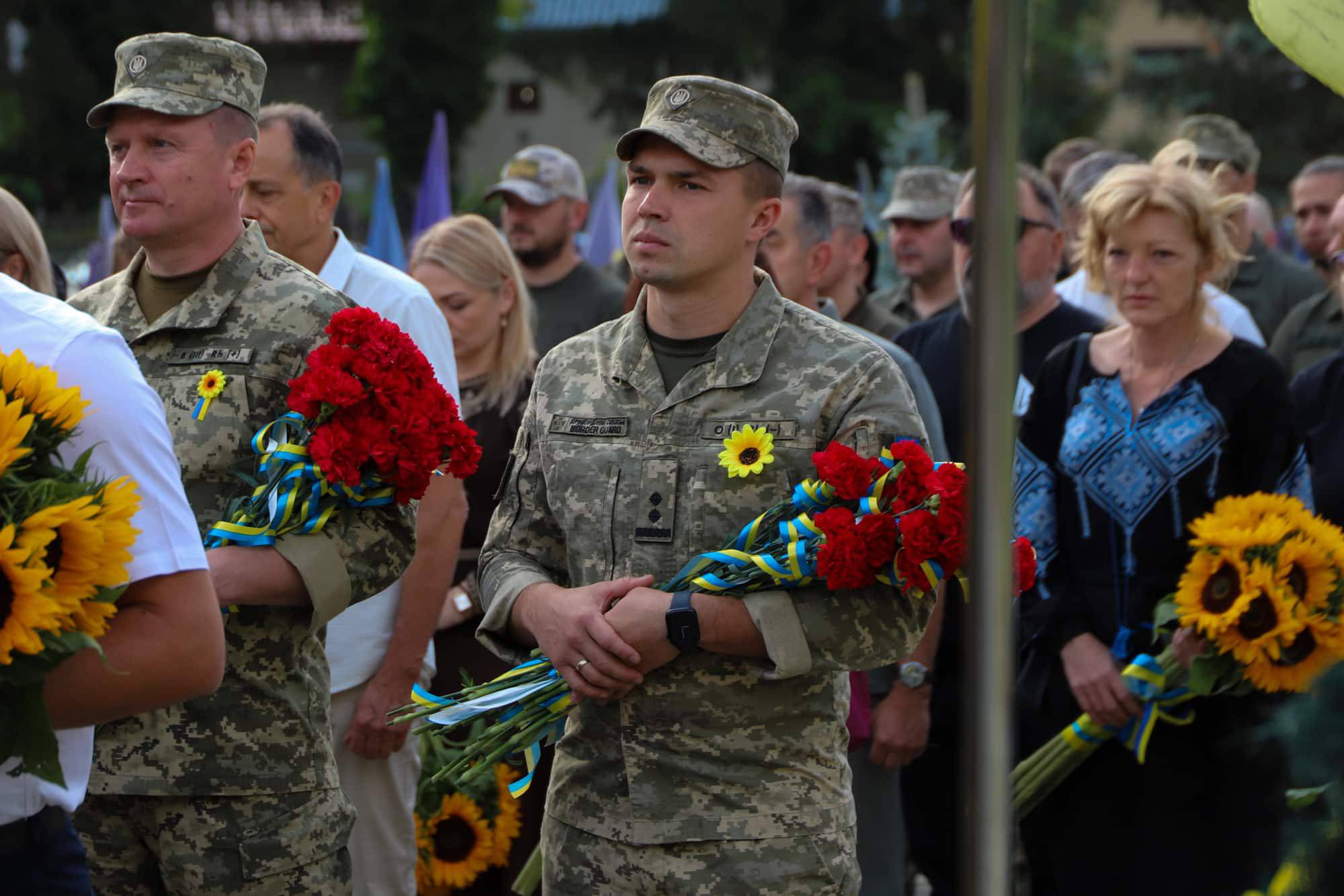 Пам’ятаємо тих, хто віддав життя за Україну – сьогодні Ужгород разом із усією Україною вшановує полеглих захисників