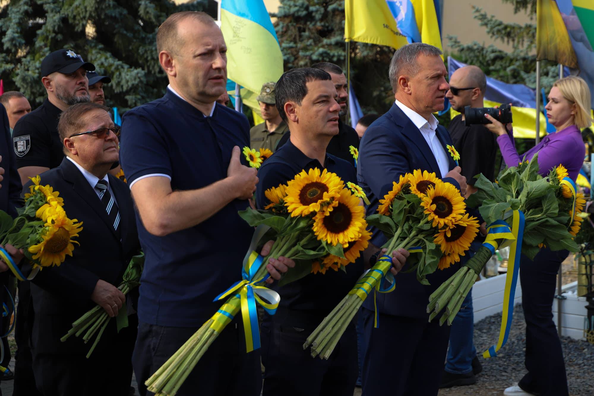 Пам’ятаємо тих, хто віддав життя за Україну – сьогодні Ужгород разом із усією Україною вшановує полеглих захисників