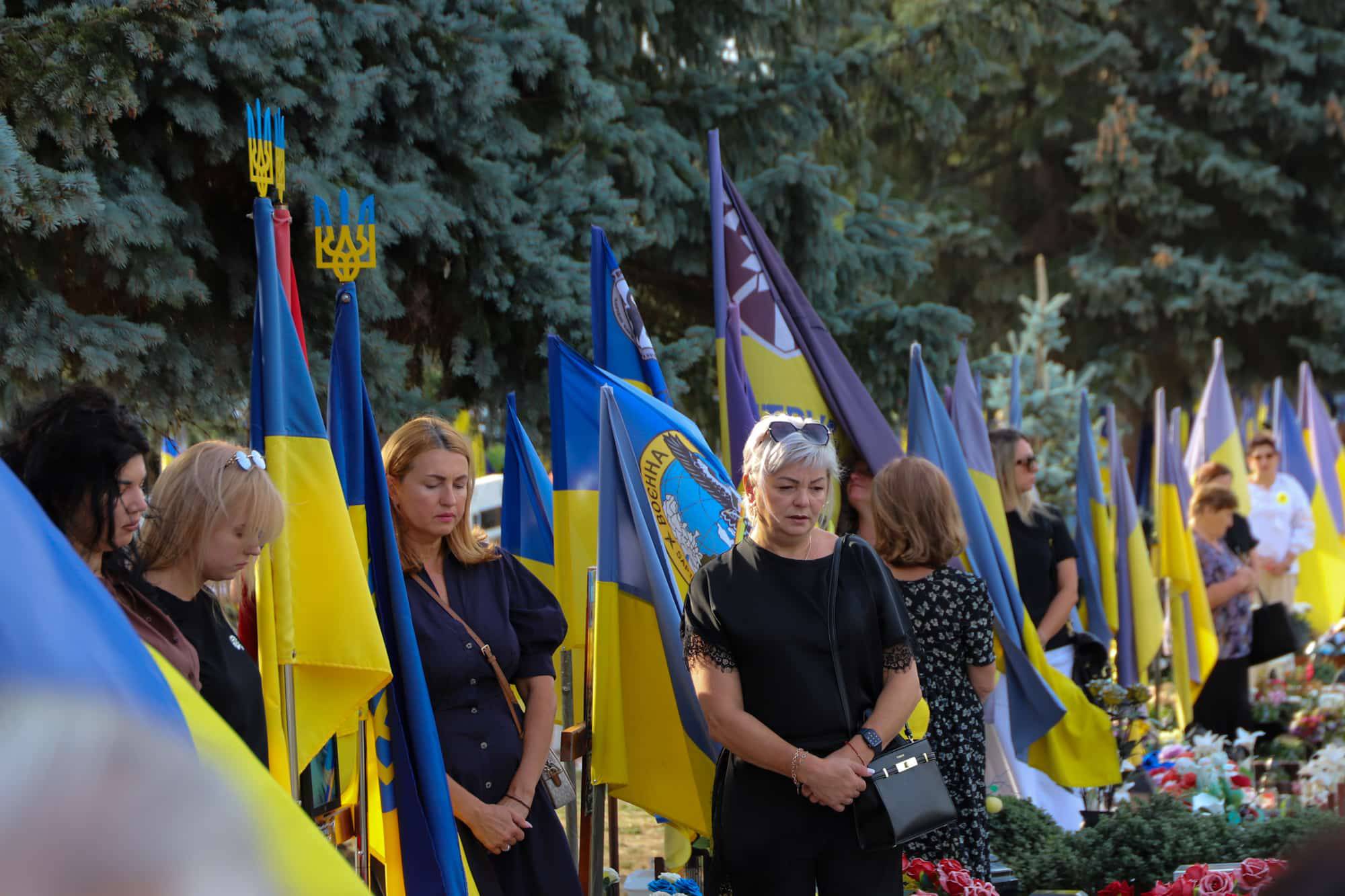 Пам’ятаємо тих, хто віддав життя за Україну – сьогодні Ужгород разом із усією Україною вшановує полеглих захисників