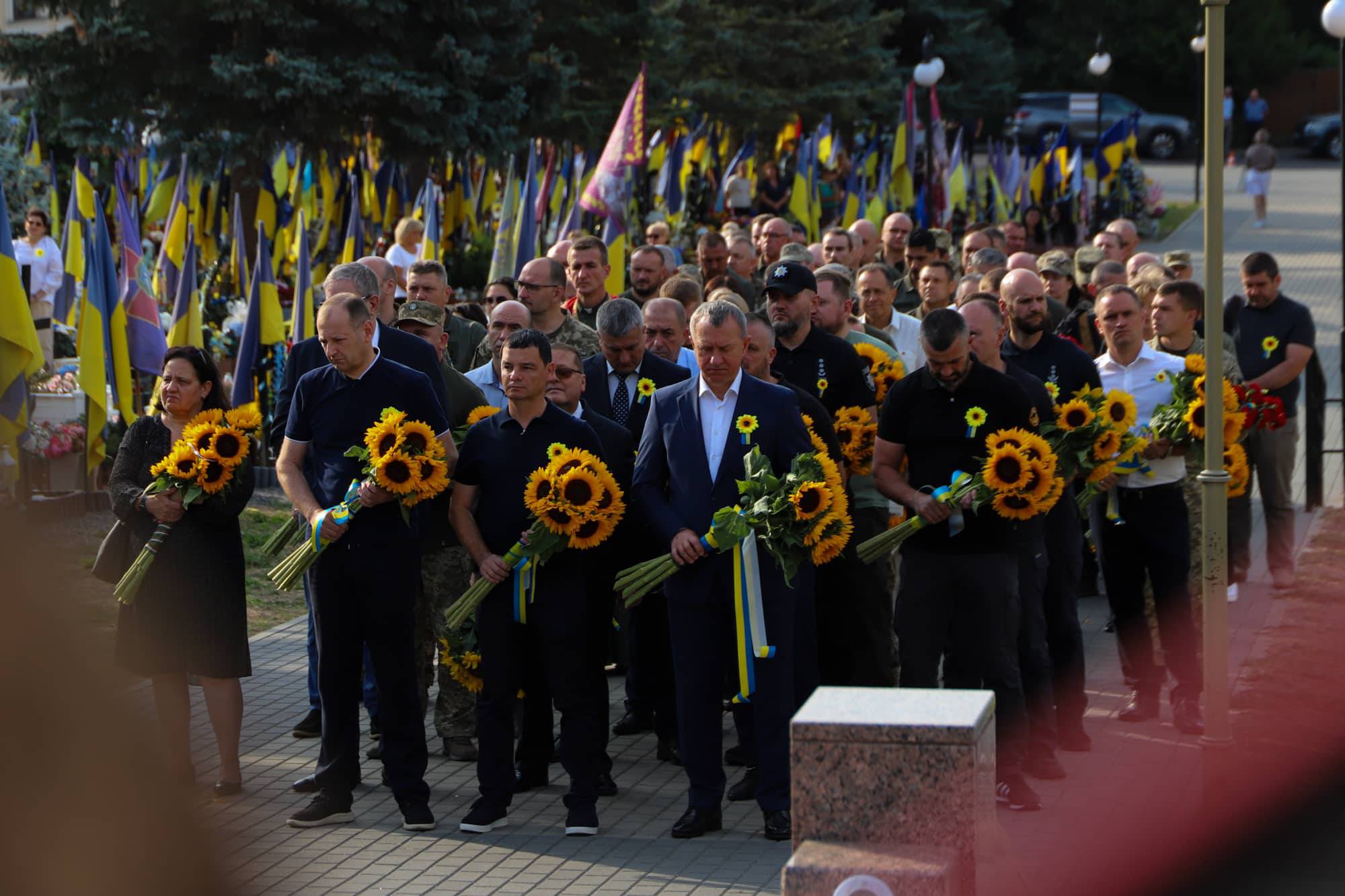 Пам’ятаємо тих, хто віддав життя за Україну – сьогодні Ужгород разом із усією Україною вшановує полеглих захисників