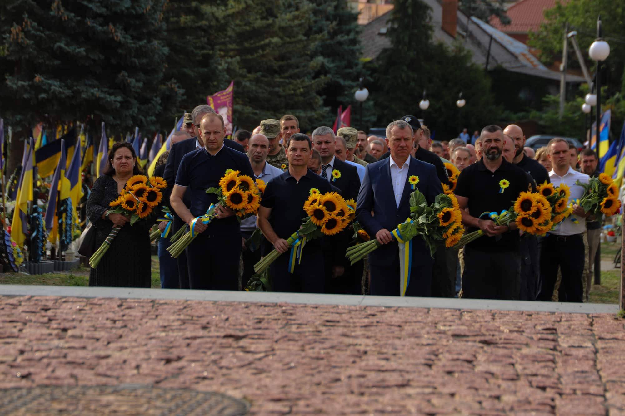 Пам’ятаємо тих, хто віддав життя за Україну – сьогодні Ужгород разом із усією Україною вшановує полеглих захисників