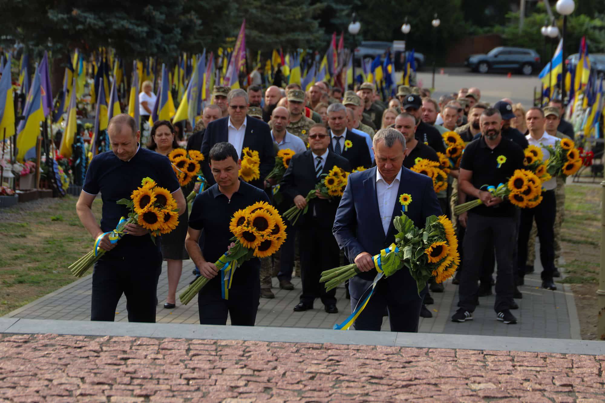 Пам’ятаємо тих, хто віддав життя за Україну – сьогодні Ужгород разом із усією Україною вшановує полеглих захисників