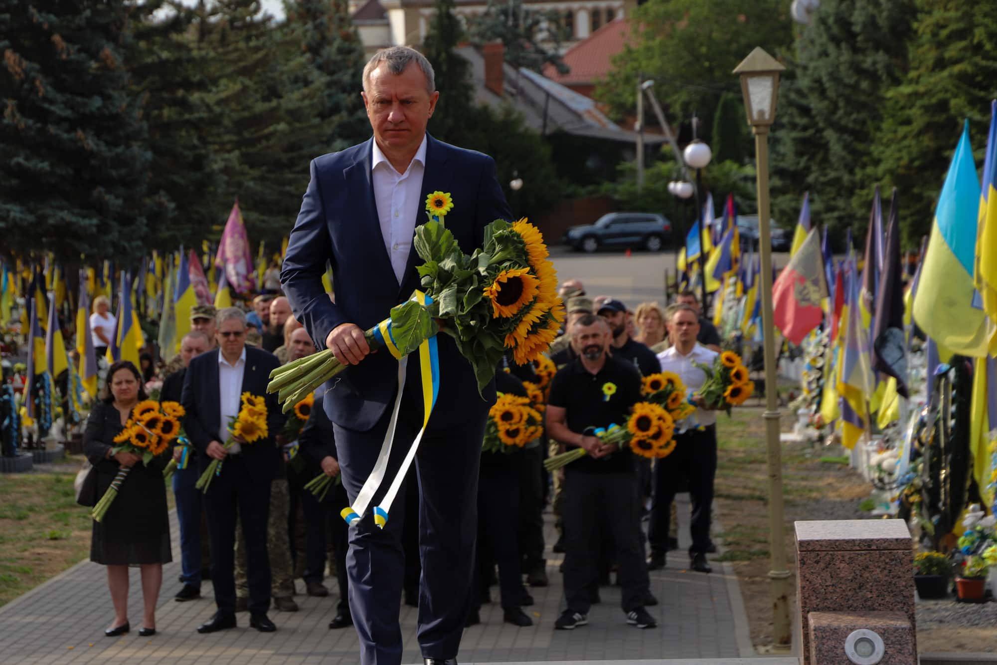 Пам’ятаємо тих, хто віддав життя за Україну – сьогодні Ужгород разом із усією Україною вшановує полеглих захисників