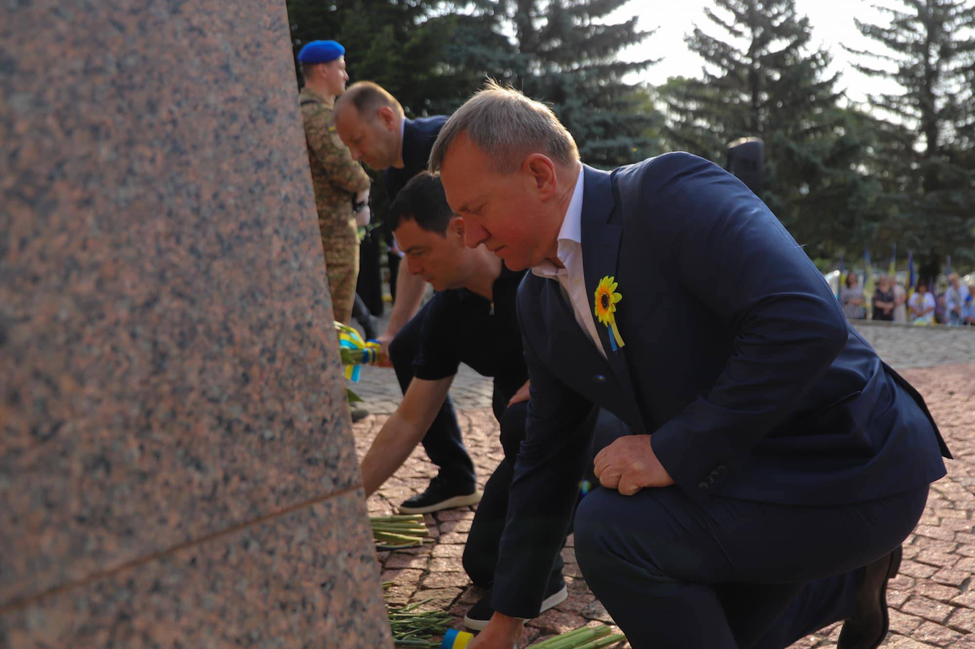Пам’ятаємо тих, хто віддав життя за Україну – сьогодні Ужгород разом із усією Україною вшановує полеглих захисників