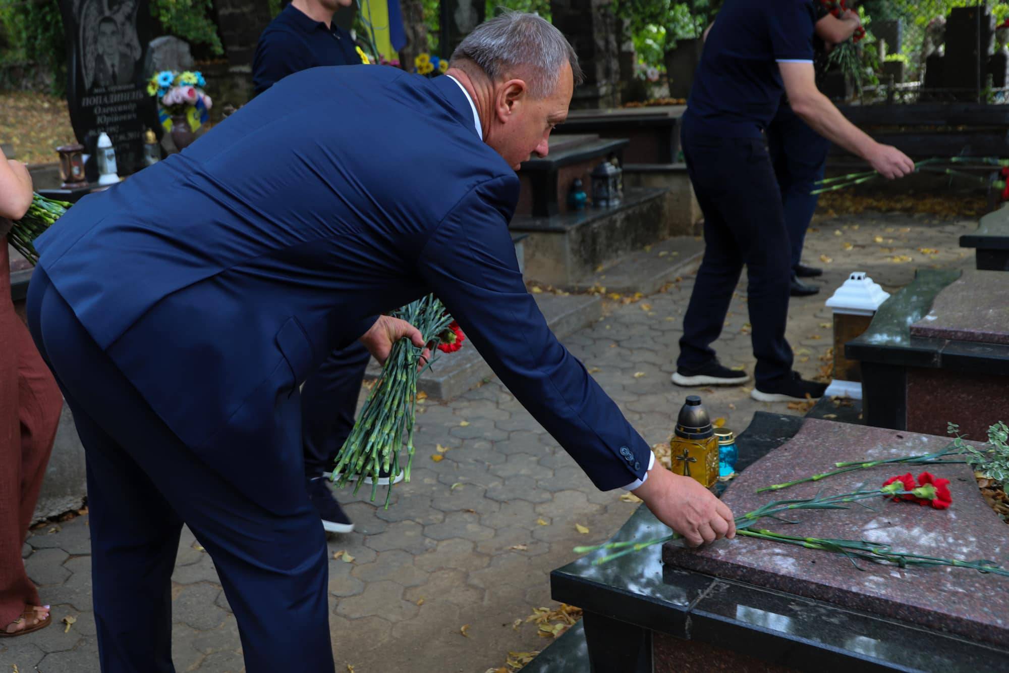 Пам’ятаємо тих, хто віддав життя за Україну – сьогодні Ужгород разом із усією Україною вшановує полеглих захисників