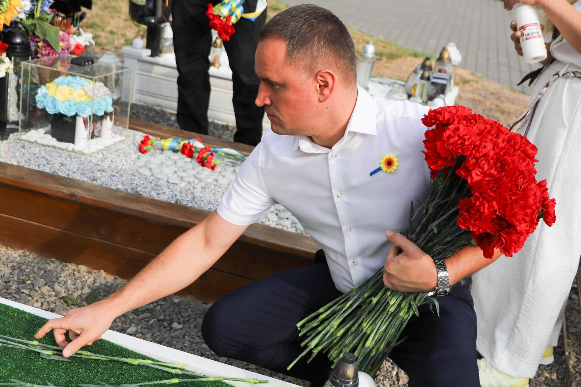 Пам’ятаємо тих, хто віддав життя за Україну – сьогодні Ужгород разом із усією Україною вшановує полеглих захисників