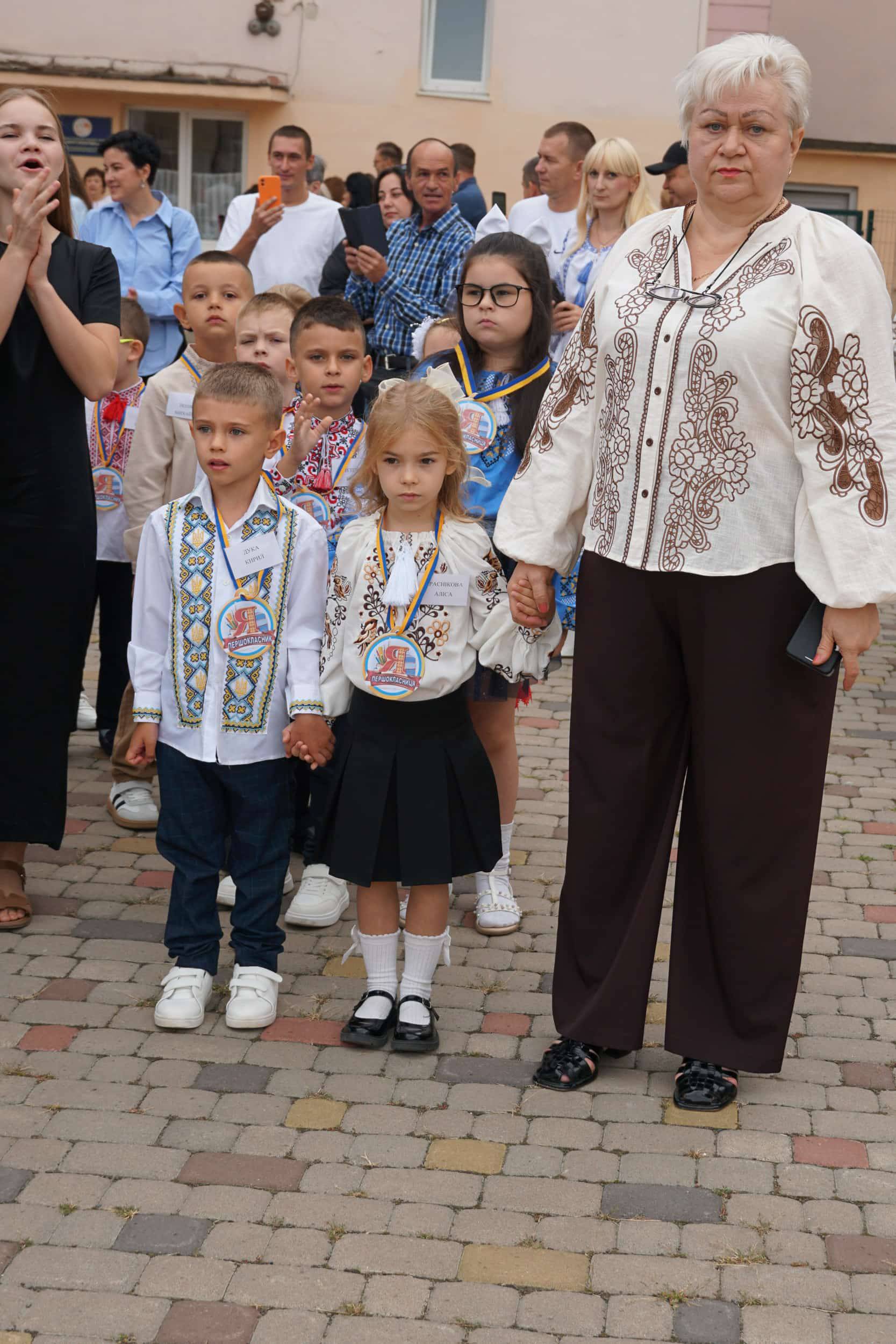 В Ужгороді пролунав перший дзвоник: новий навчальний рік розпочали понад 17 тисяч дітей