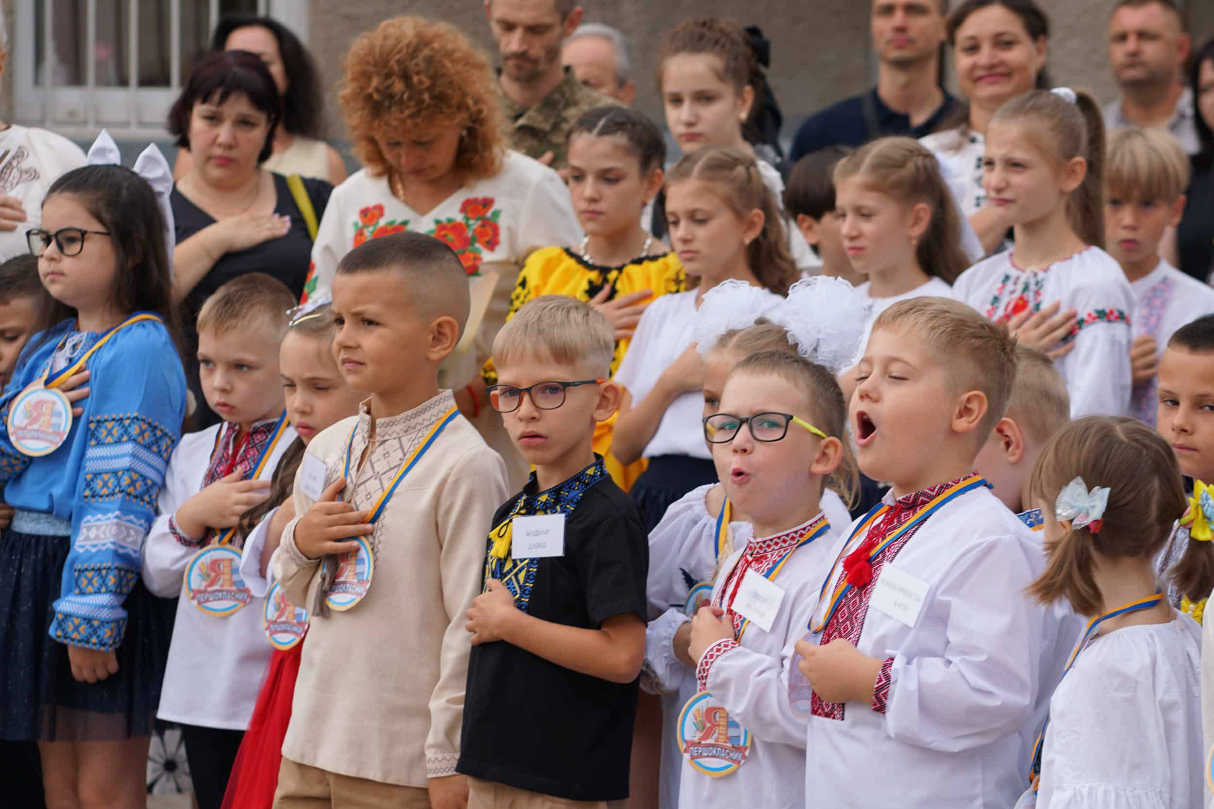 В Ужгороді пролунав перший дзвоник: новий навчальний рік розпочали понад 17 тисяч дітей