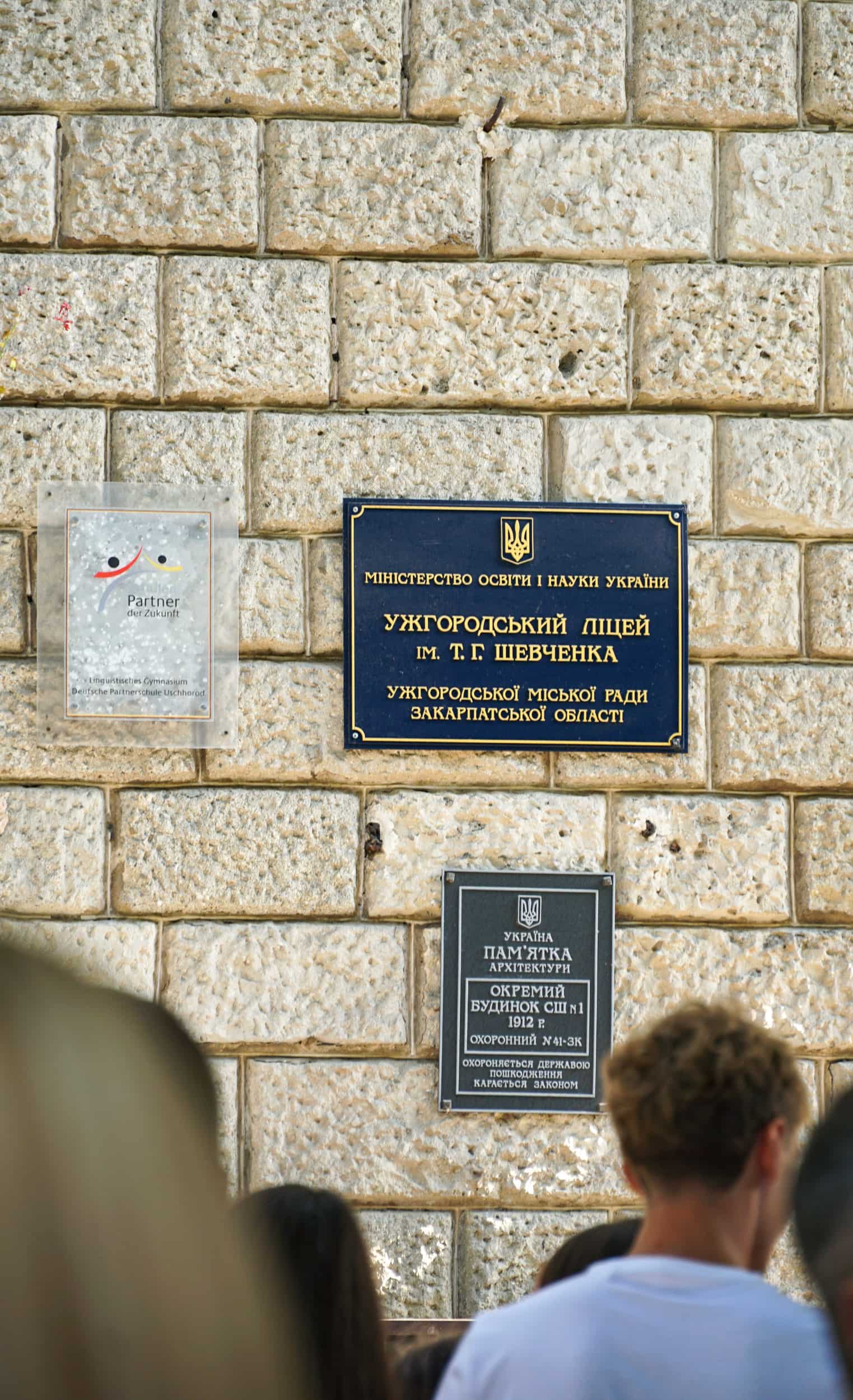 В Ужгороді пролунав перший дзвоник: новий навчальний рік розпочали понад 17 тисяч дітей