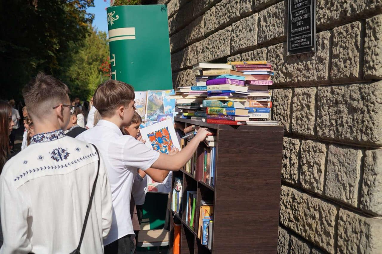Із книжкою замість квітів: в Ужгородському ліцеї ім. Т.Г. Шевченка 1 вересня говорили про те, що неможливо спалити