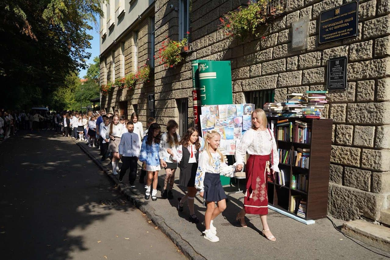 Із книжкою замість квітів: в Ужгородському ліцеї ім. Т.Г. Шевченка 1 вересня говорили про те, що неможливо спалити