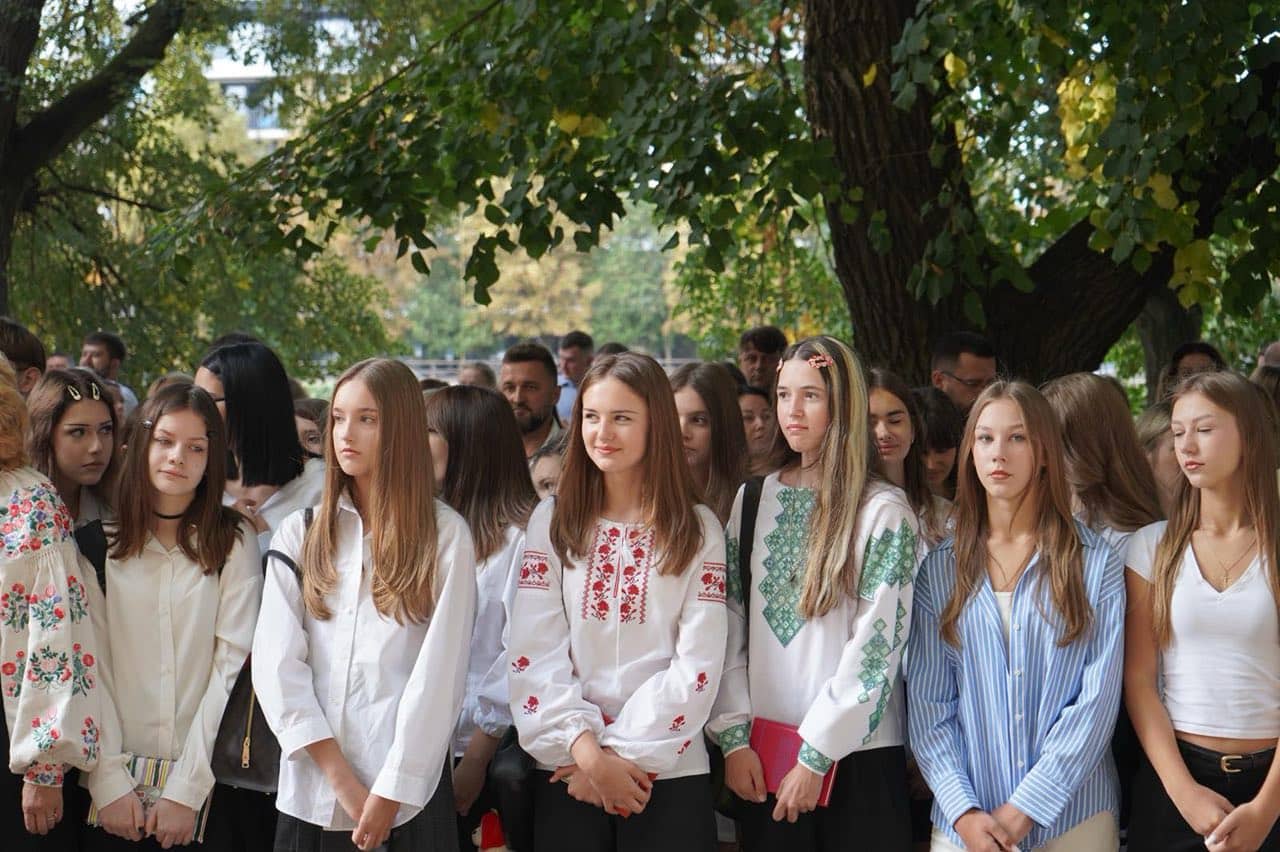 Із книжкою замість квітів: в Ужгородському ліцеї ім. Т.Г. Шевченка 1 вересня говорили про те, що неможливо спалити