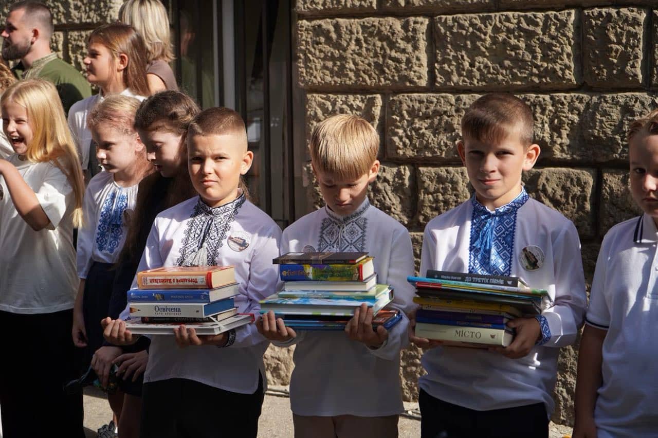 Із книжкою замість квітів: в Ужгородському ліцеї ім. Т.Г. Шевченка 1 вересня говорили про те, що неможливо спалити
