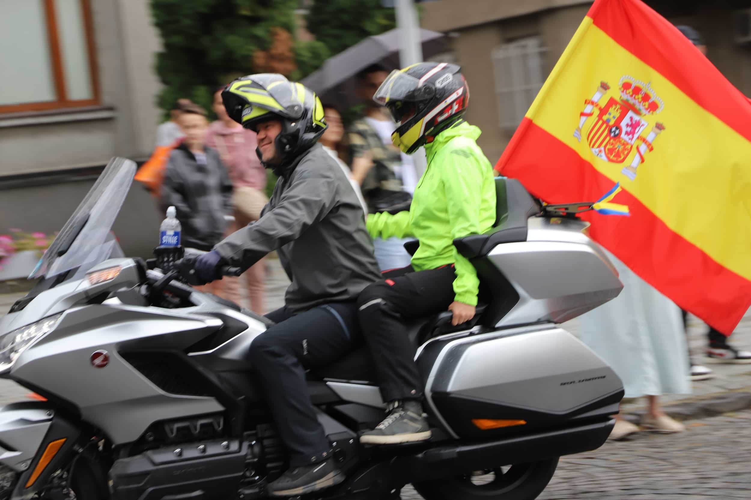 Прапори 26 країн і 25-метровий прапор України: в Ужгороді відбувся «Парад націй» Gold Wing