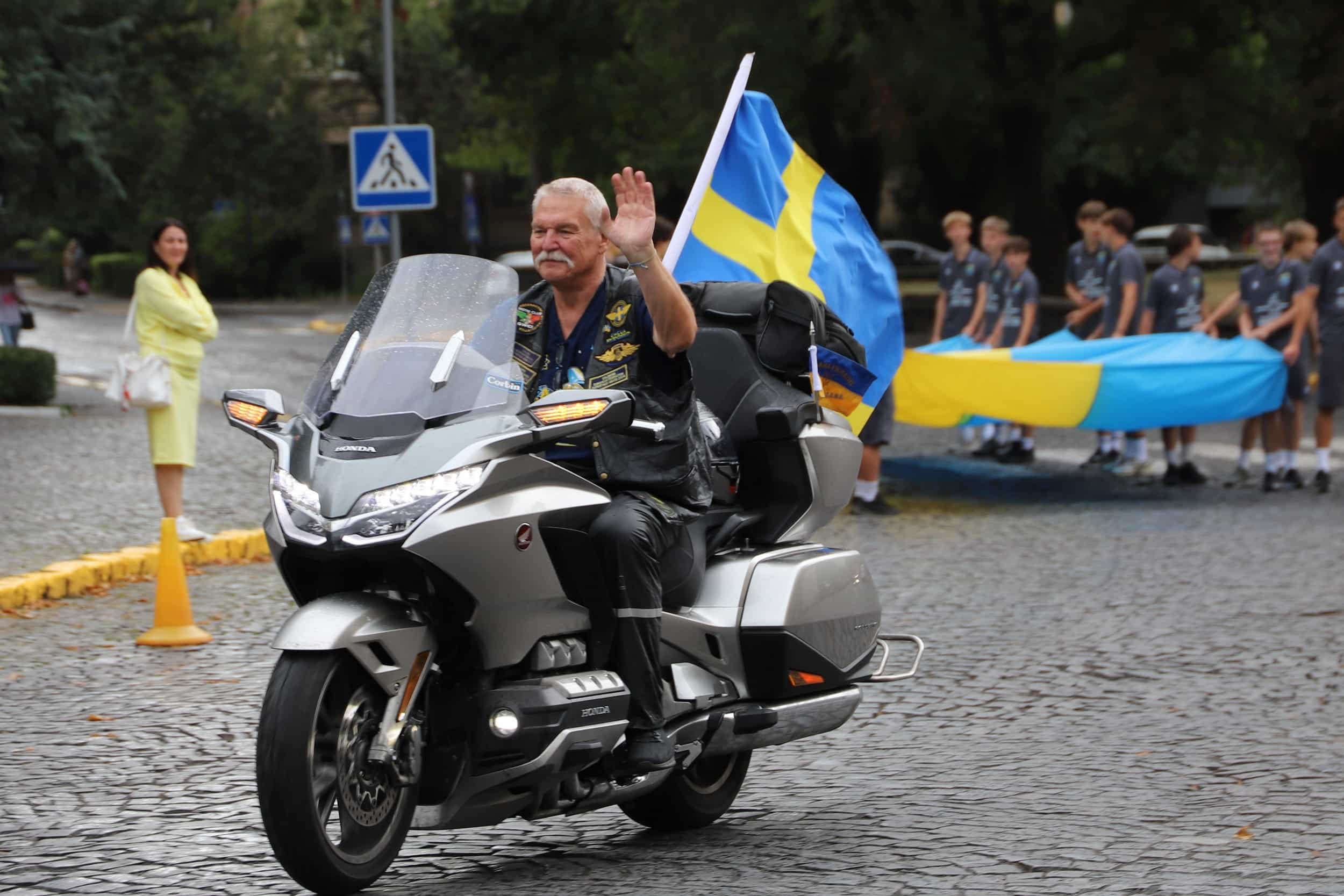 Прапори 26 країн і 25-метровий прапор України: в Ужгороді відбувся «Парад націй» Gold Wing