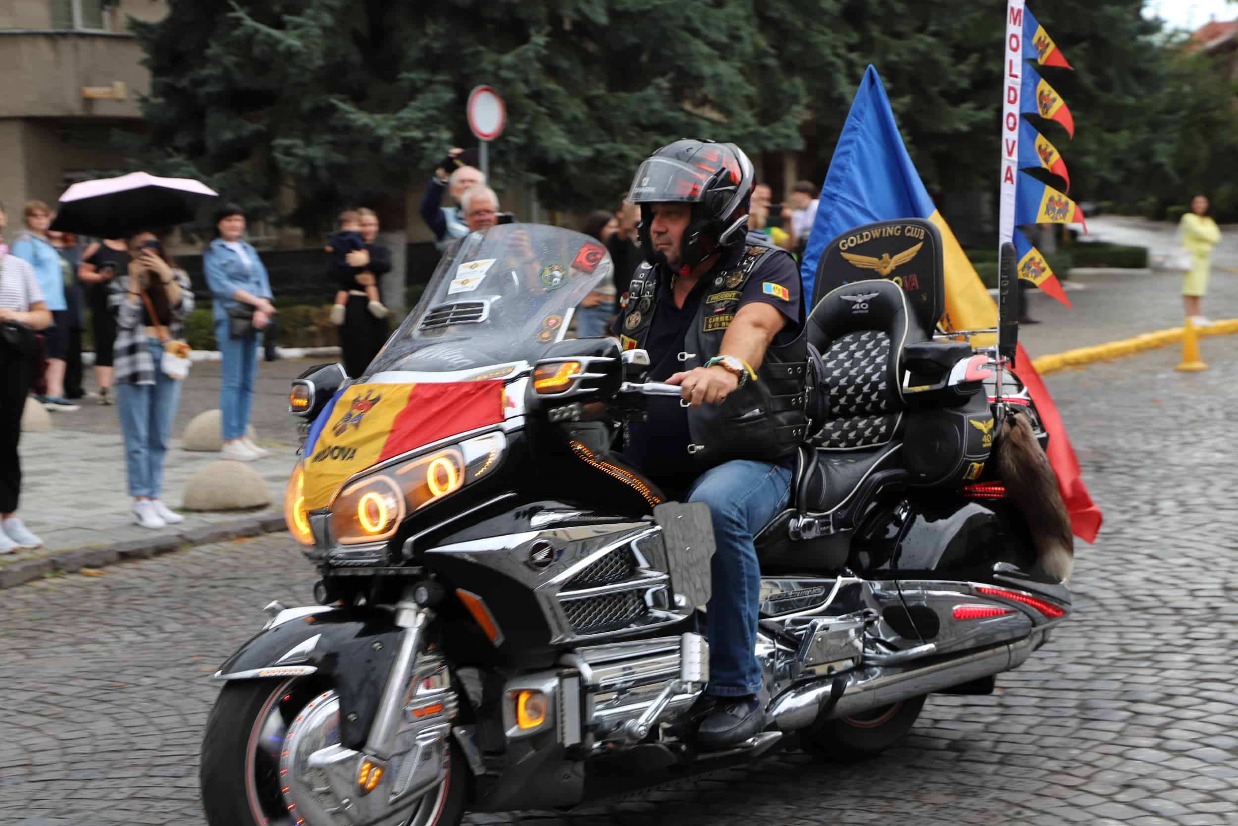 Прапори 26 країн і 25-метровий прапор України: в Ужгороді відбувся «Парад націй» Gold Wing