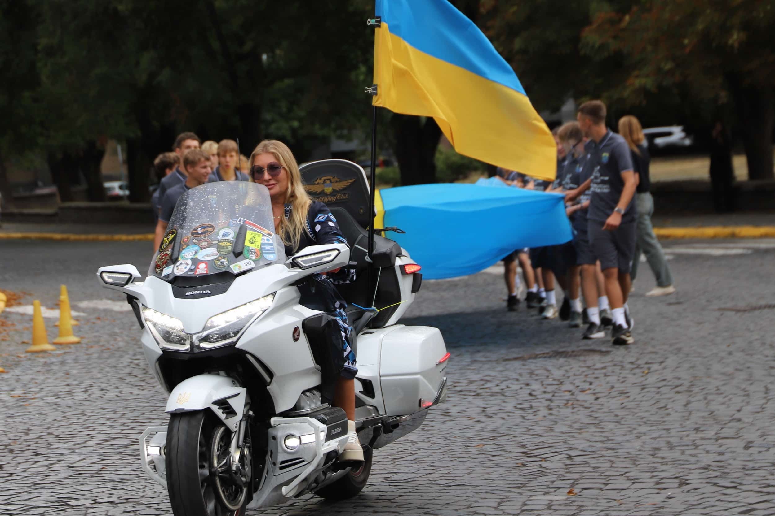 Прапори 26 країн і 25-метровий прапор України: в Ужгороді відбувся «Парад націй» Gold Wing