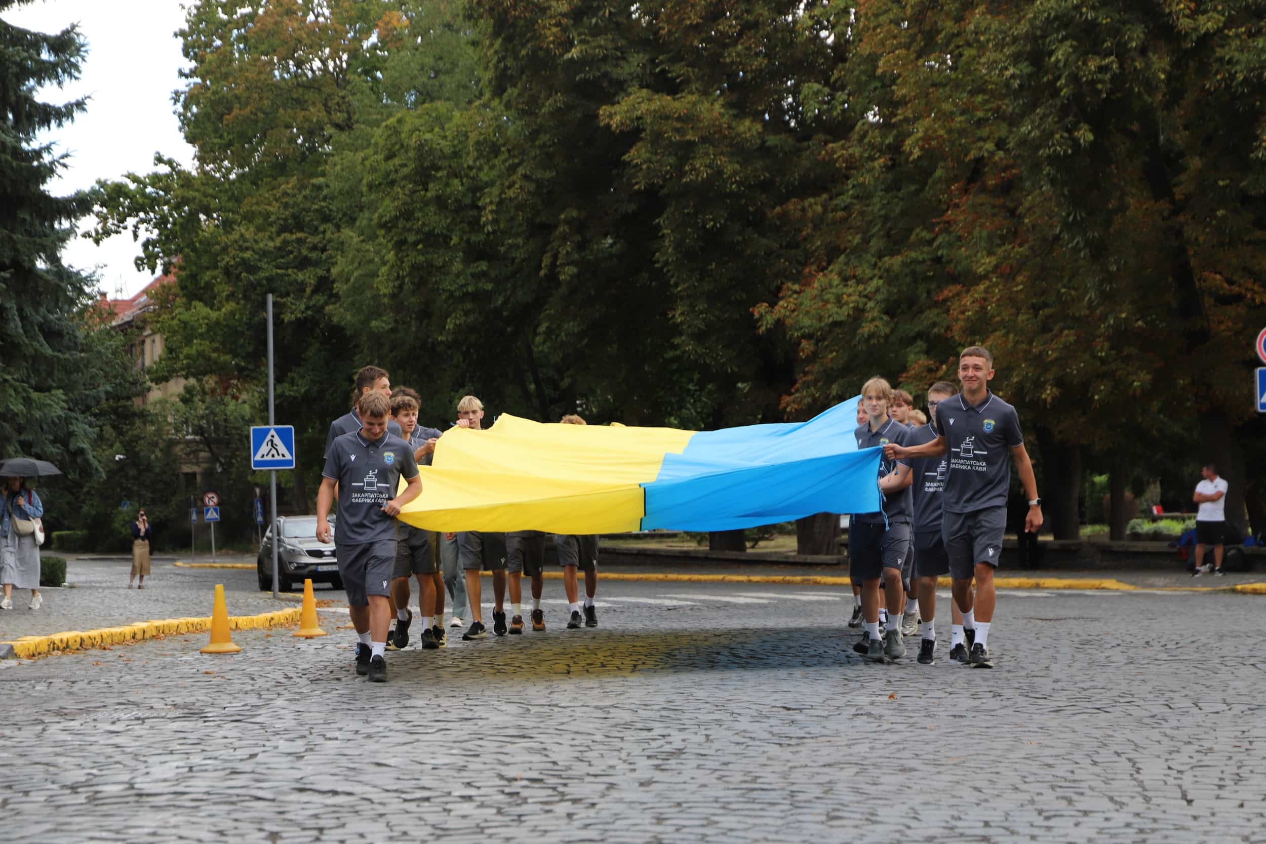 Прапори 26 країн і 25-метровий прапор України: в Ужгороді відбувся «Парад націй» Gold Wing