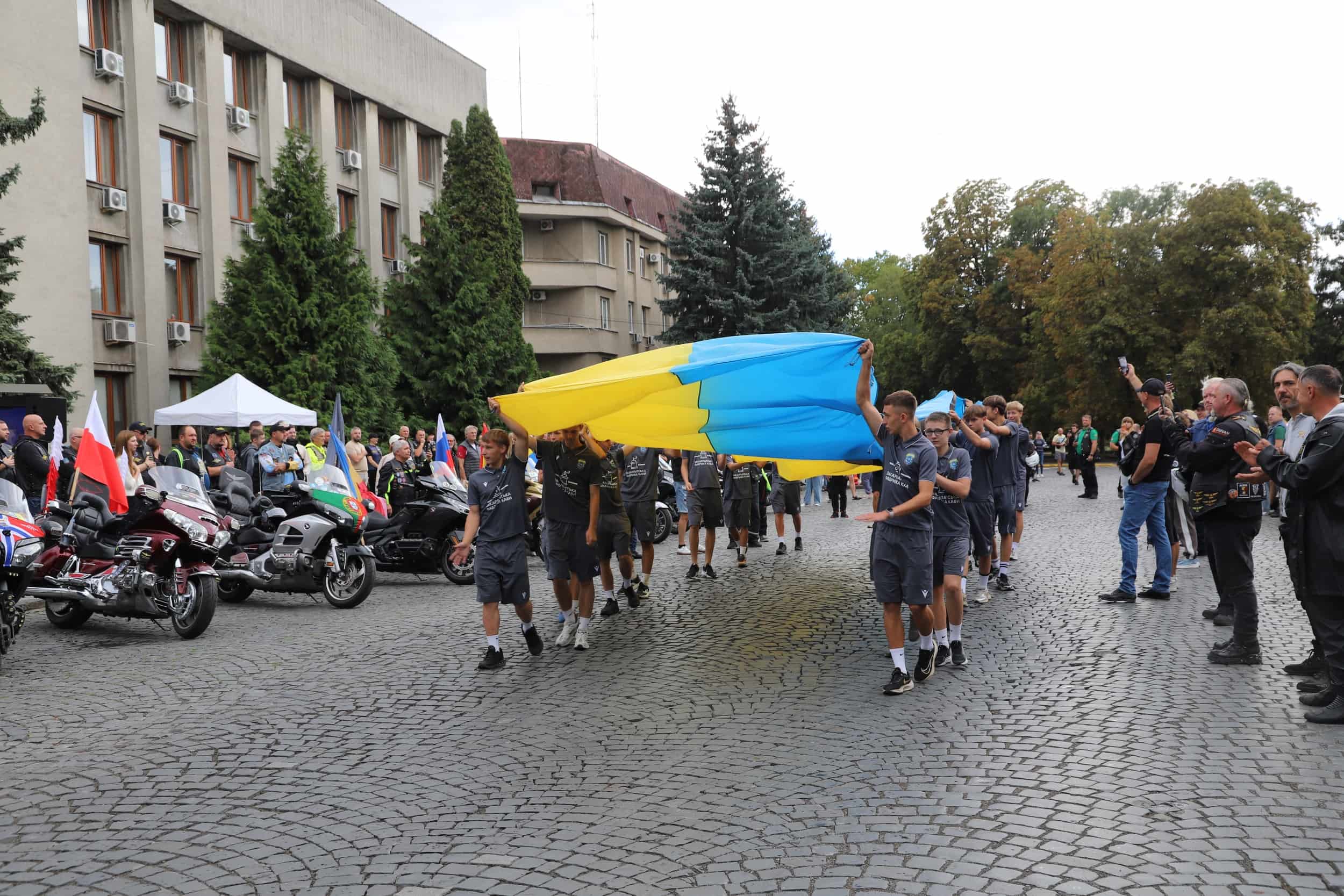 Прапори 26 країн і 25-метровий прапор України: в Ужгороді відбувся «Парад націй» Gold Wing