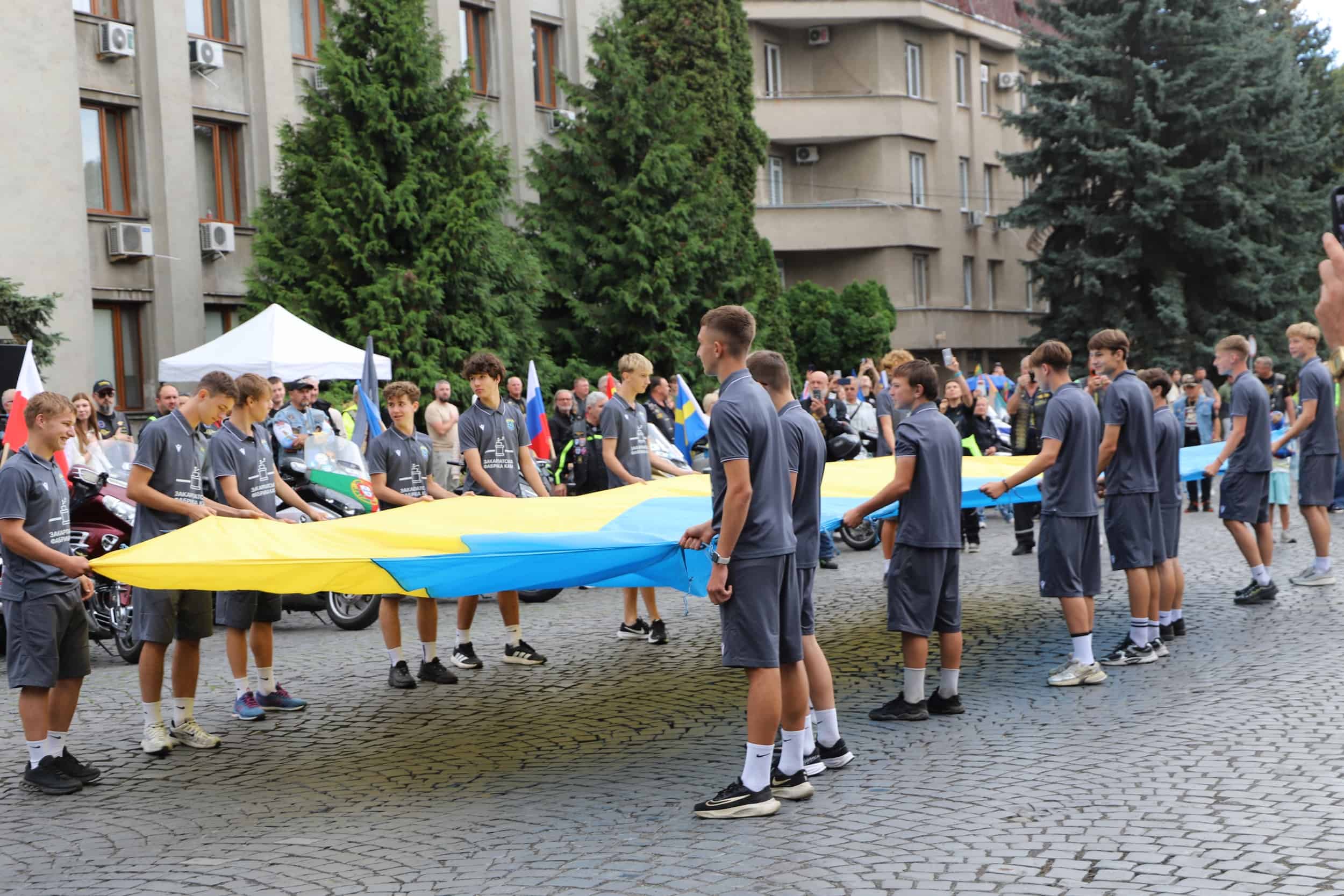 Прапори 26 країн і 25-метровий прапор України: в Ужгороді відбувся «Парад націй» Gold Wing