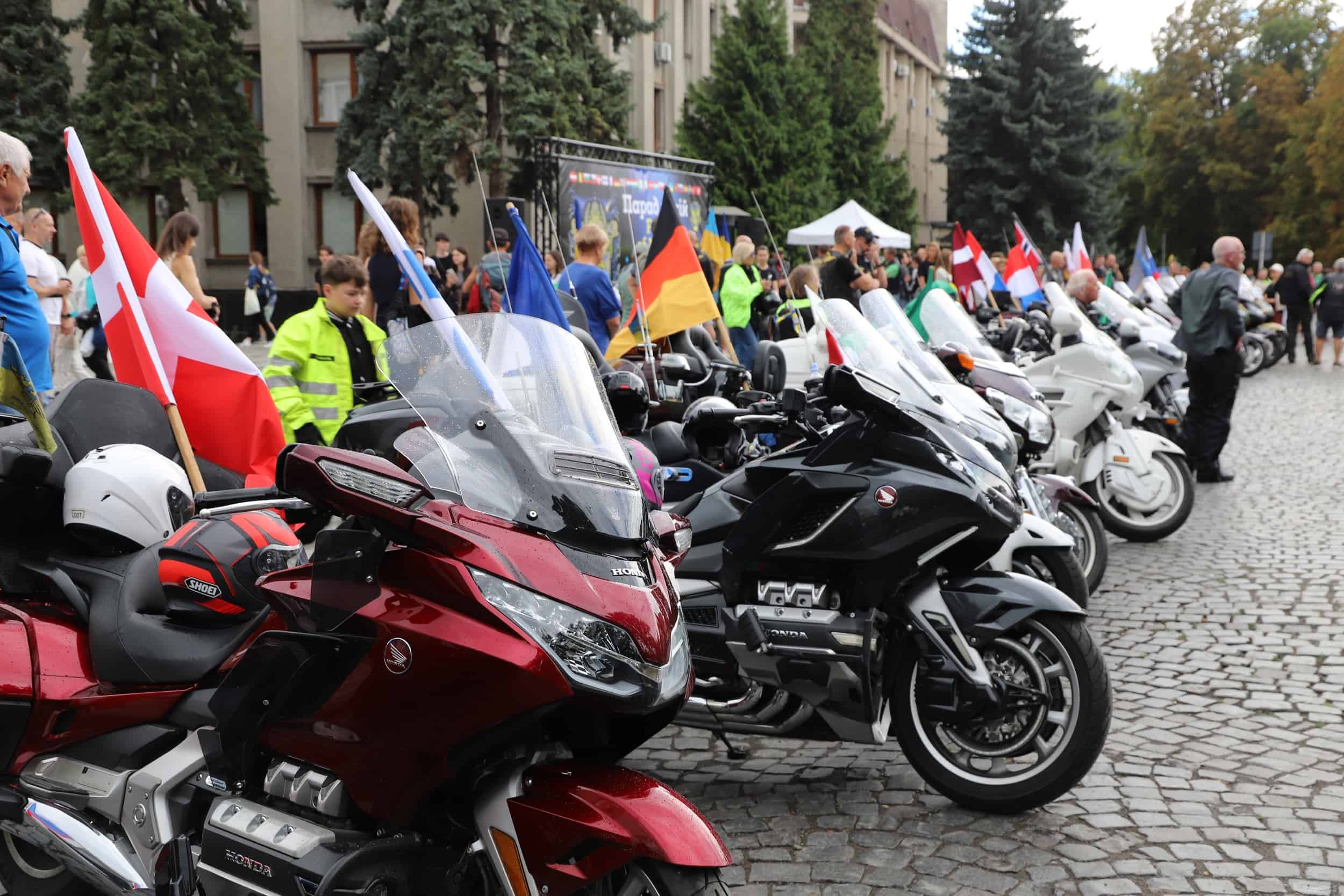 Прапори 26 країн і 25-метровий прапор України: в Ужгороді відбувся «Парад націй» Gold Wing