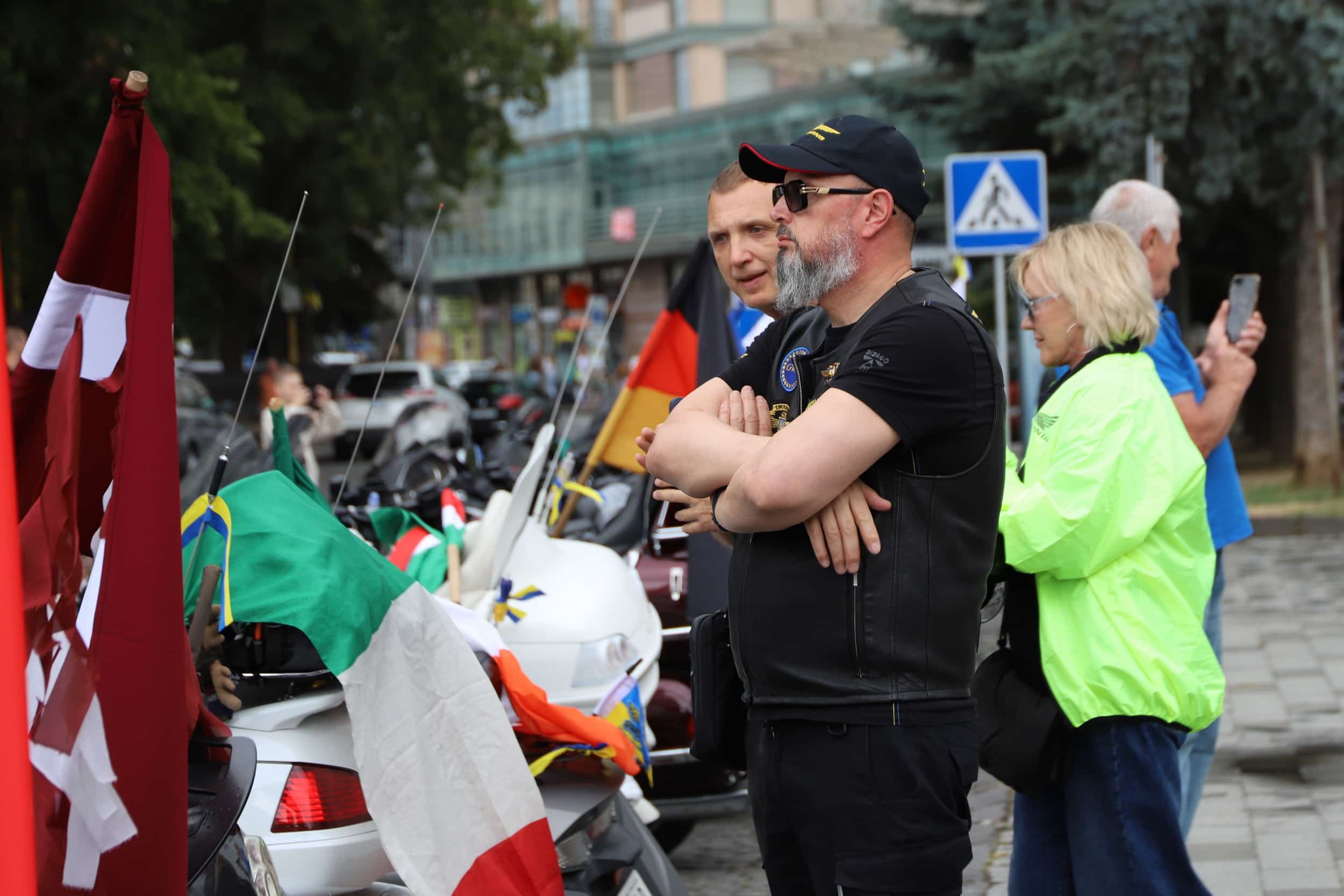 Прапори 26 країн і 25-метровий прапор України: в Ужгороді відбувся «Парад націй» Gold Wing