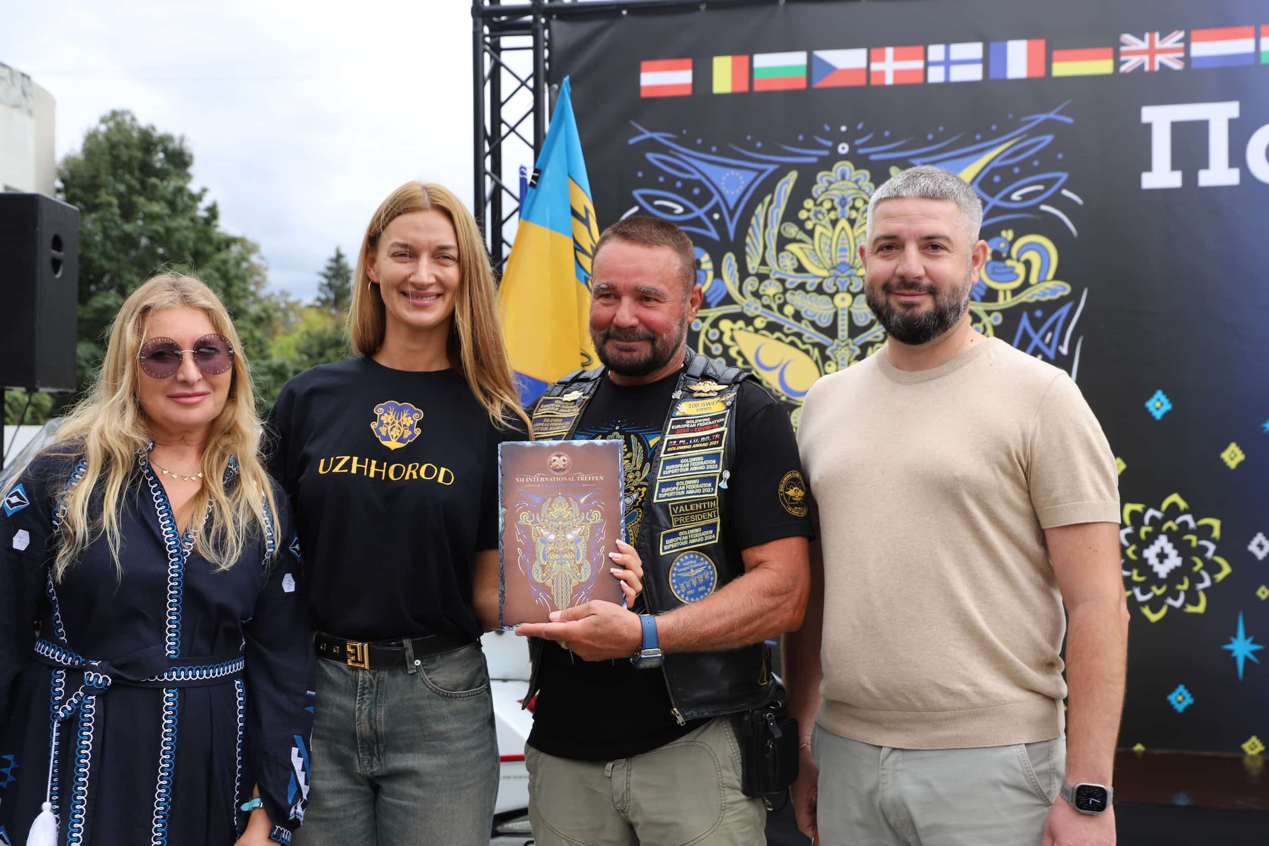 Прапори 26 країн і 25-метровий прапор України: в Ужгороді відбувся «Парад націй» Gold Wing