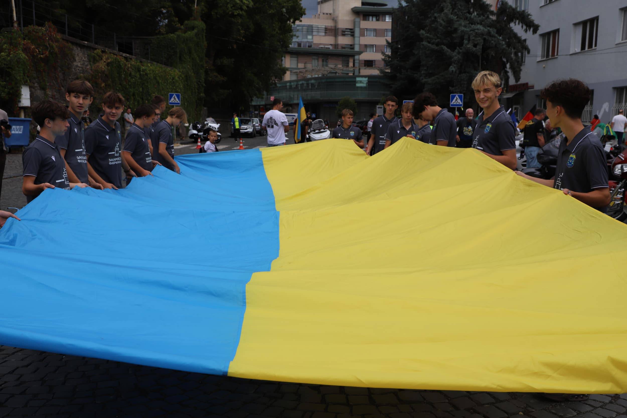 Прапори 26 країн і 25-метровий прапор України: в Ужгороді відбувся «Парад націй» Gold Wing