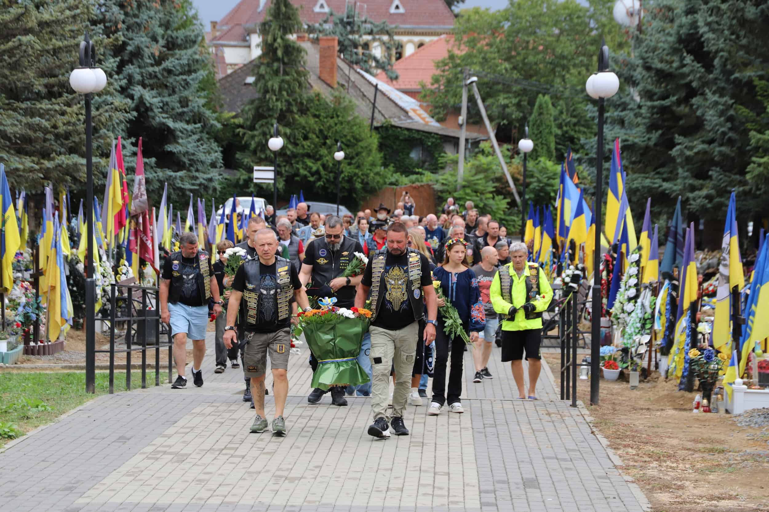 Прапори 26 країн і 25-метровий прапор України: в Ужгороді відбувся «Парад націй» Gold Wing