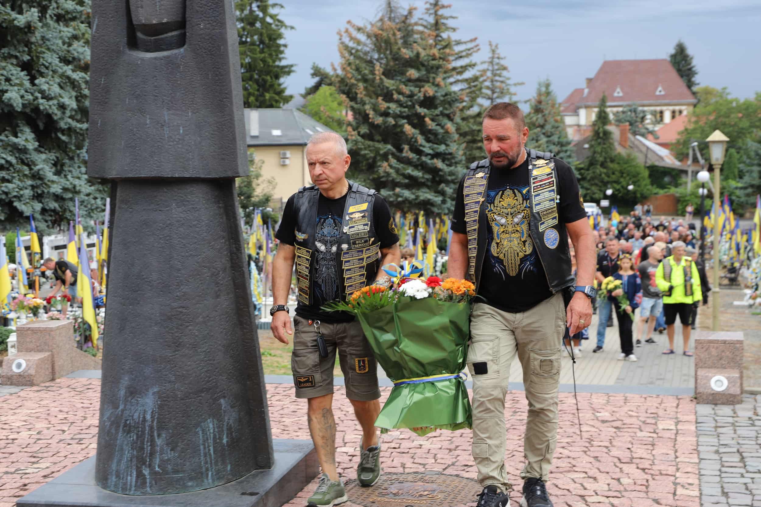 Прапори 26 країн і 25-метровий прапор України: в Ужгороді відбувся «Парад націй» Gold Wing