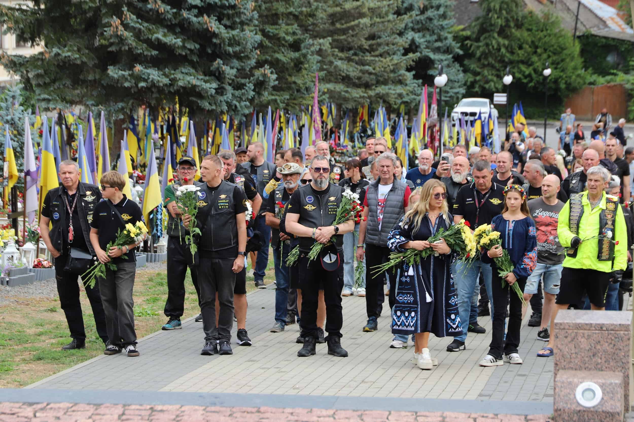 Прапори 26 країн і 25-метровий прапор України: в Ужгороді відбувся «Парад націй» Gold Wing