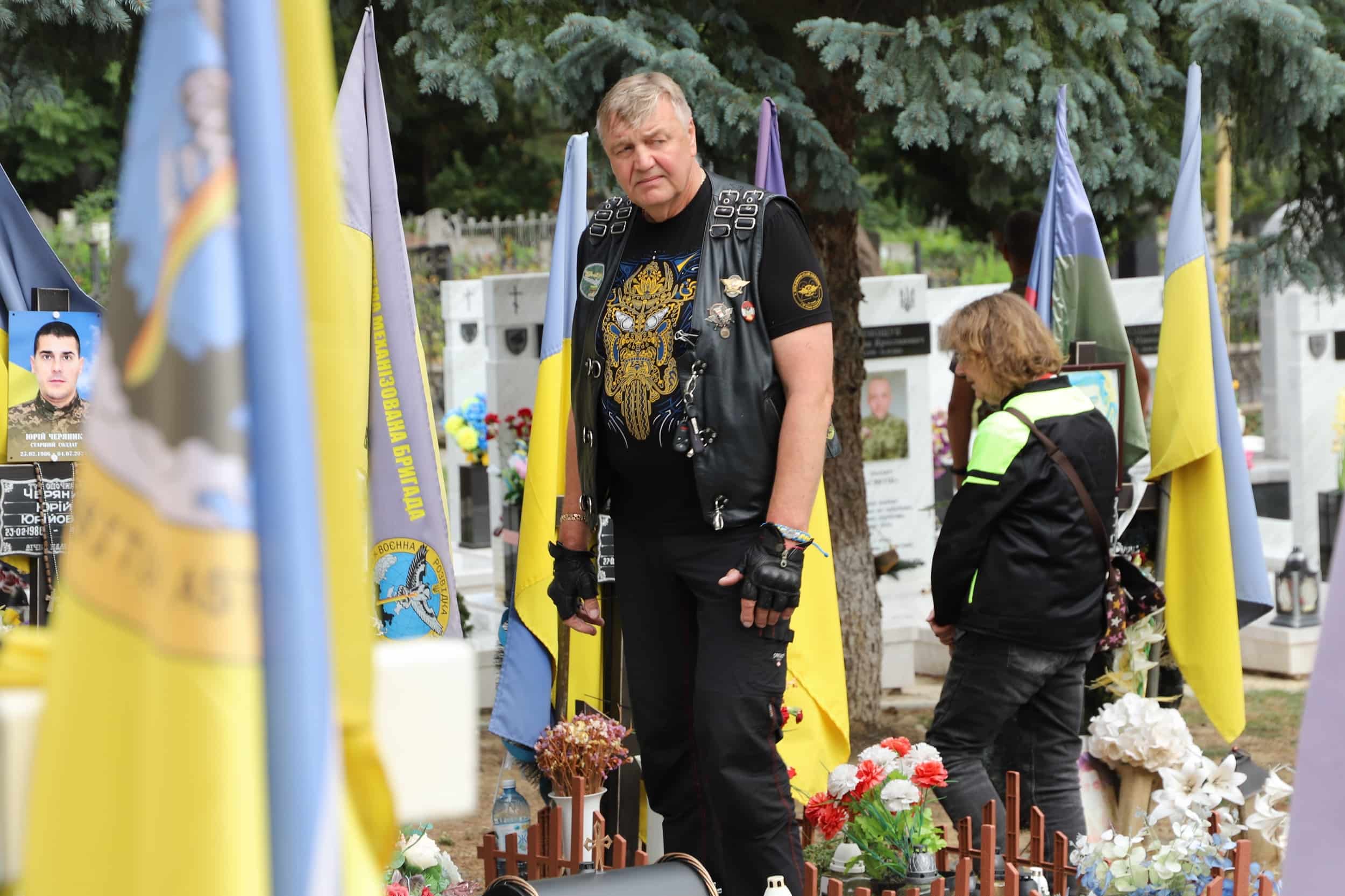 Прапори 26 країн і 25-метровий прапор України: в Ужгороді відбувся «Парад націй» Gold Wing