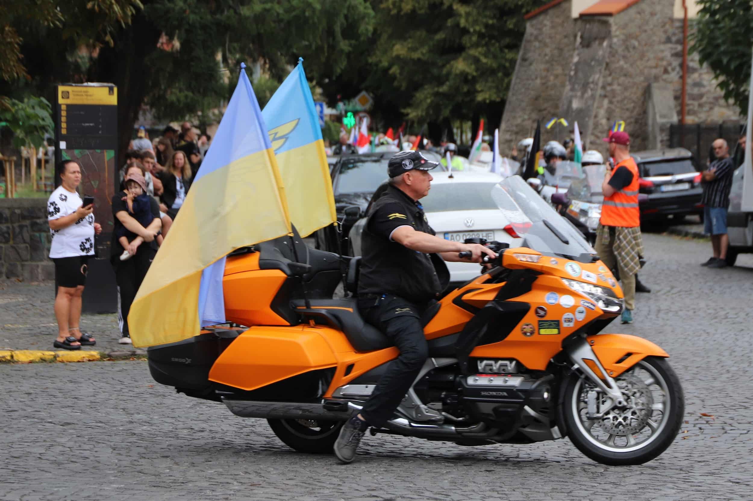 Прапори 26 країн і 25-метровий прапор України: в Ужгороді відбувся «Парад націй» Gold Wing