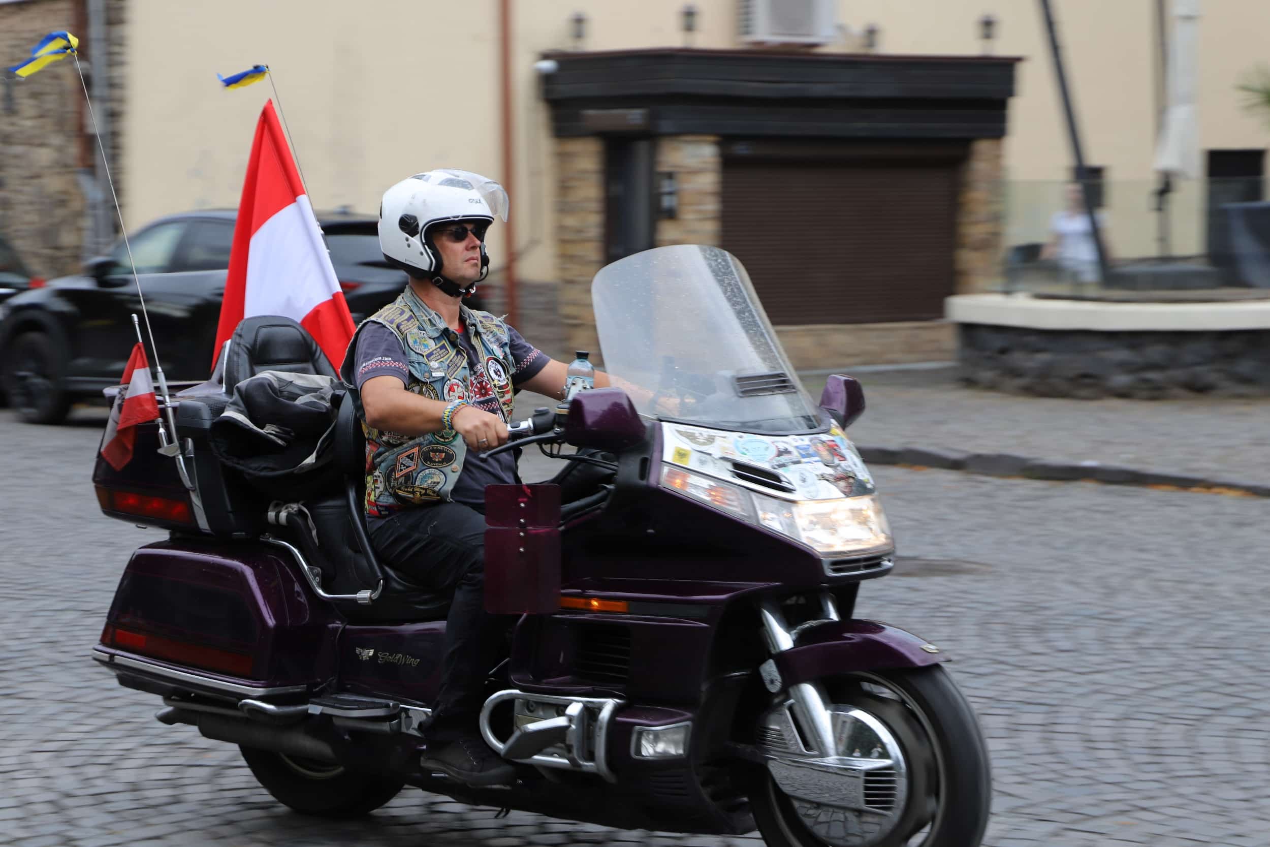 Прапори 26 країн і 25-метровий прапор України: в Ужгороді відбувся «Парад націй» Gold Wing