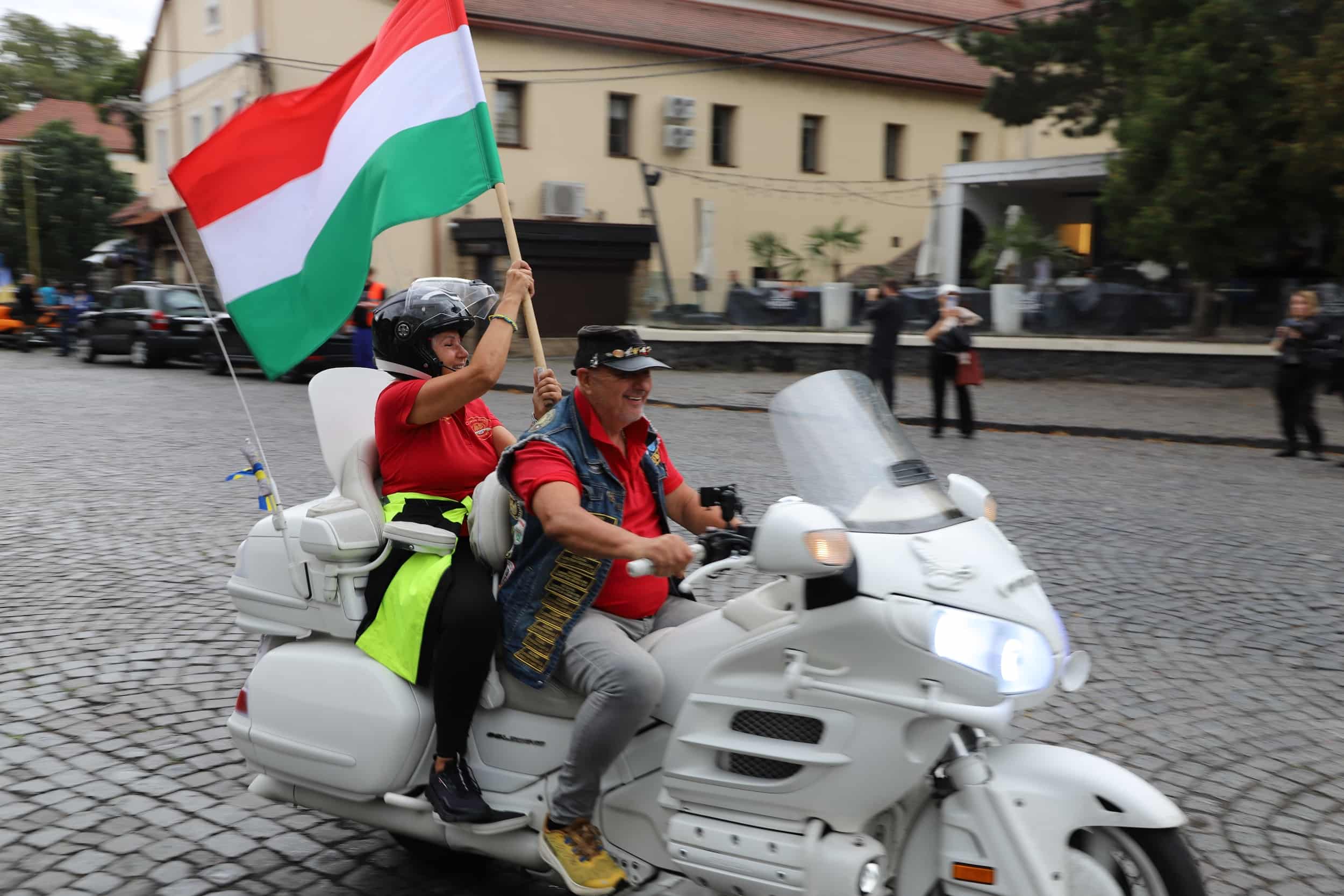 Прапори 26 країн і 25-метровий прапор України: в Ужгороді відбувся «Парад націй» Gold Wing