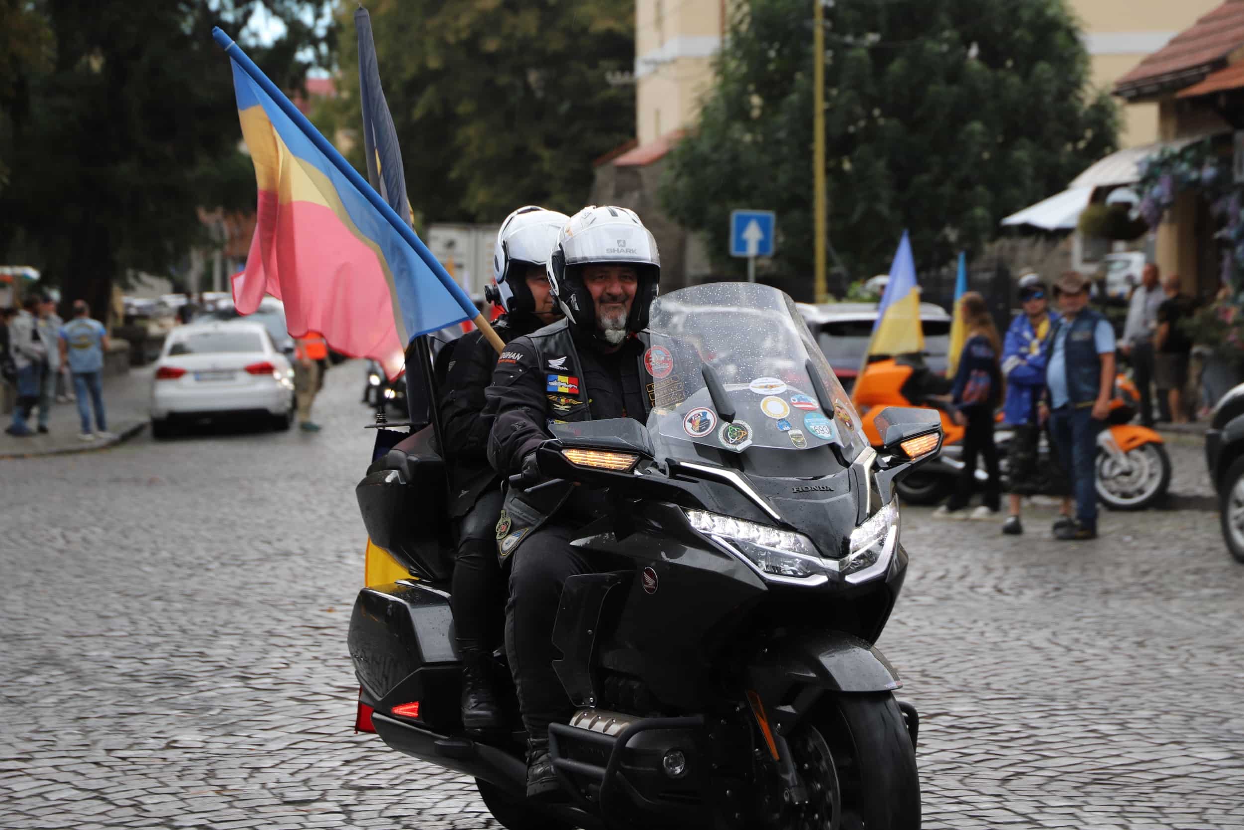Прапори 26 країн і 25-метровий прапор України: в Ужгороді відбувся «Парад націй» Gold Wing