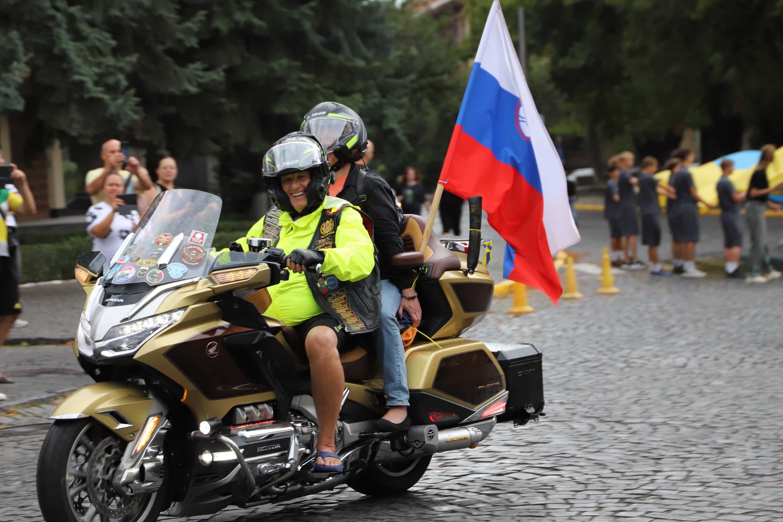 Прапори 26 країн і 25-метровий прапор України: в Ужгороді відбувся «Парад націй» Gold Wing
